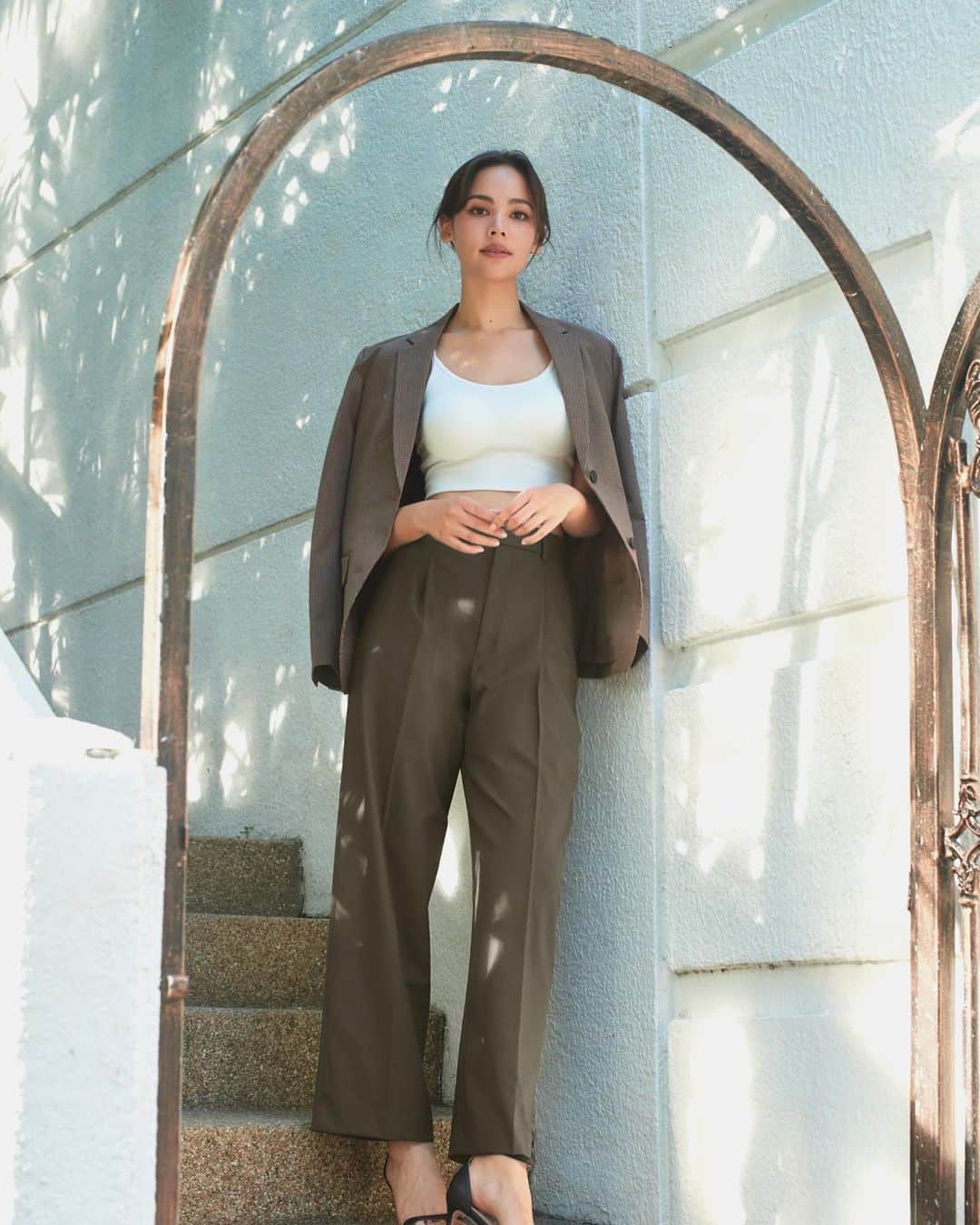 ウッラサヤー・セパーバンのインスタグラム：「Yaya Recommend! นาทีนี้ต้องยกให้ กางเกงจับจีบ Pleated wide pants ของ @Uniqlothailand ที่กำลังฮิตมาก  กางเกงขาตรง ดีไซน์ชิค เนื้อผ้าดี ใส่สบาย  ช่วยให้ขาดูเรียวสวย จะใส่ในวันทางการหรือวันชิลๆ ญ่าว่าได้หมด  ไปลองดูกันได้เลยที่ร้านยูนิโคล่ทุกสาขา 🛒 หรือช้อปออนไลน์ผ่านยูนิโคล่แอปได้เลยนะคะ  #UniqloThailand  #UniqloPleatedWidePants」