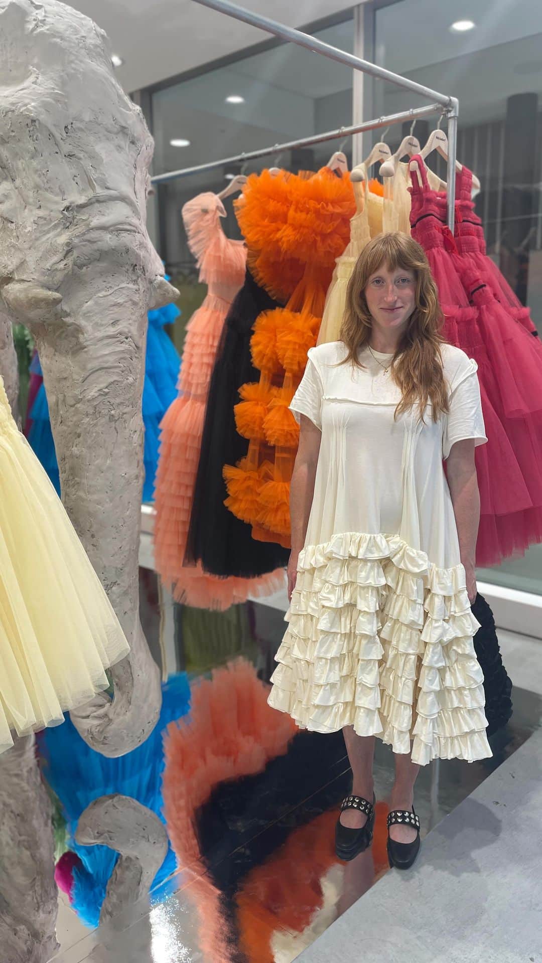 のインスタグラム：「【イベント】デザイナーのモリー・ゴダードが来日。ドーバー ストリート マーケット ギンザ1階のエレファントスペースでは、ブランドのシグニチャーであるカラフルなチュールドレスのアーカイヴピースを展示。アイテムは全て期間限定でパーソナルオーダーが可能。  7月13日の朝には、デザイナーの発案によるブレックファーストイベントが開催され、同館7階のローズベーカリーでゲストに朝食が振る舞われました。  #mollygodard #モリーゴダード#doverstreetmarketginza #rosebakery #ドーバーストーリートマーケット #銀座」