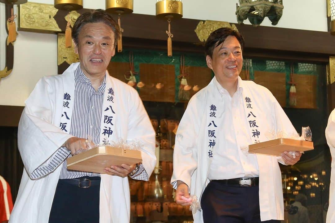 大西宏幸のインスタグラム：「難波八阪神社の夏祭りは、毎年7月13日〜14日に盛大に開催されます。  今年も宵宮の餅まきに参加してまいりました。  明日の本宮も宜しくお願いします😊  #大西宏幸 #大阪1区 #前衆議院議員 #元防衛大臣政務官 #元内閣府大臣政務官 #東成区 #天王寺区 #浪速区 #中央区 #西区 #港区 #難波八坂神社」