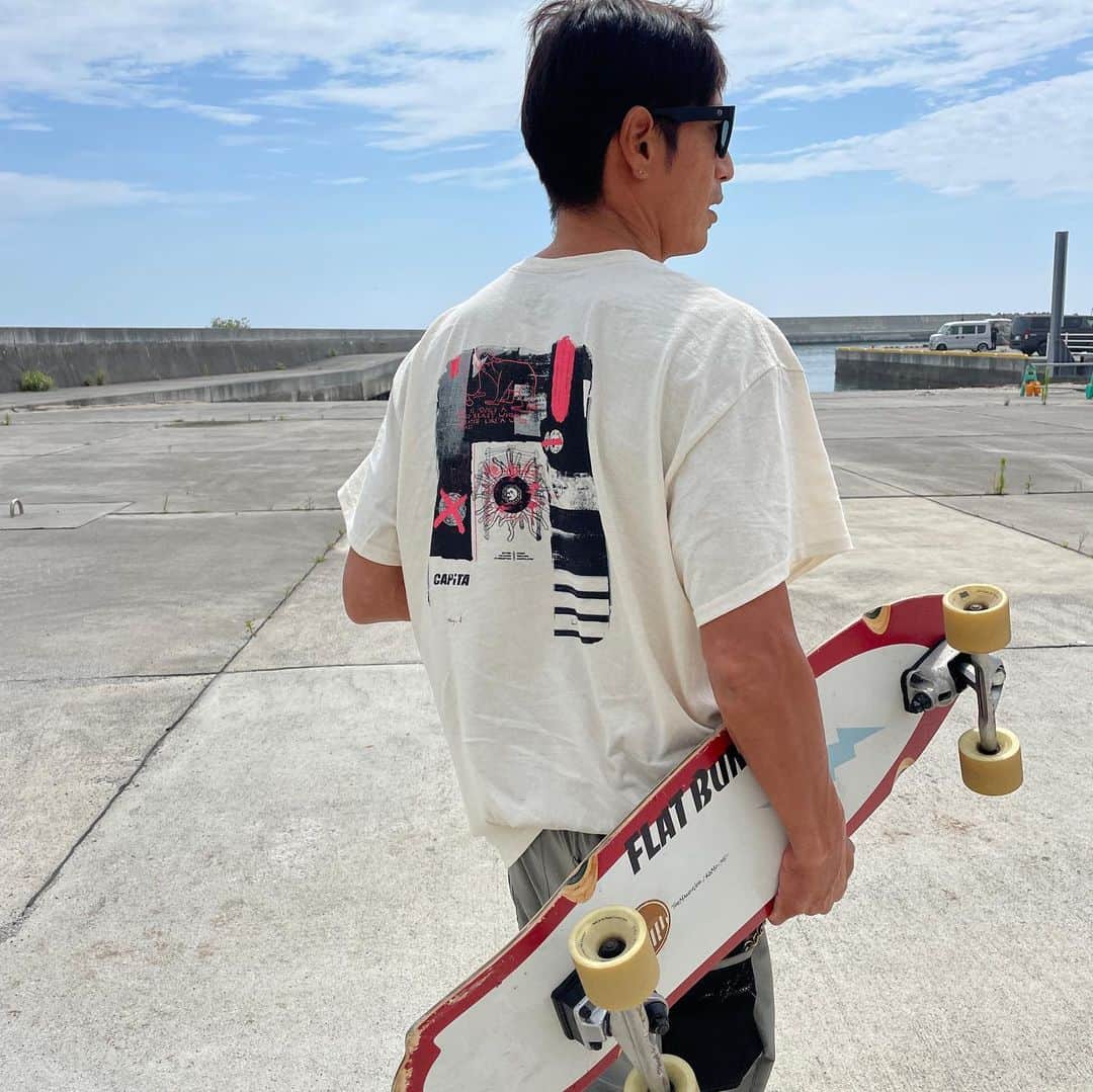 伊勢谷友介のインスタグラム：「福島の旅、入っていた海は大会が始まるところで、退散。 そこから南下しながらポイントをチェックしつつ、唯一サイズを残こしたポイントで入水した。 カレントも強いし、形もさほど良くなかったから、背中からカチカチの波の上に落ちて、両腕痺れた瞬間はビックリしたワイ。翌日首の筋肉がイカれてしまって、自分で髪の毛掴んで起き上がったくらい。 でもね、一本良いのが乗れた。 デカくて迫力満点の波をロングライド出来たから、満足じゃい。  #surfingtrip #surfskate  #slidesurfskate  #capitasnowboards  #capitasupercorp」