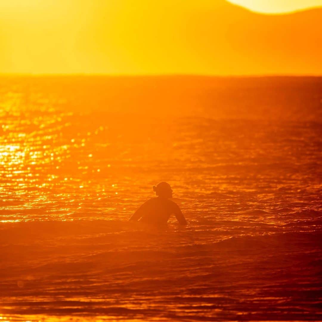 カリッサ・ムーアのインスタグラム：「Africa 🧡 Best part about waking up early is witnessing the incredible display of colors that light up the morning sky. Soaking it all in at Jbay. Captured by @haydengarfield_」