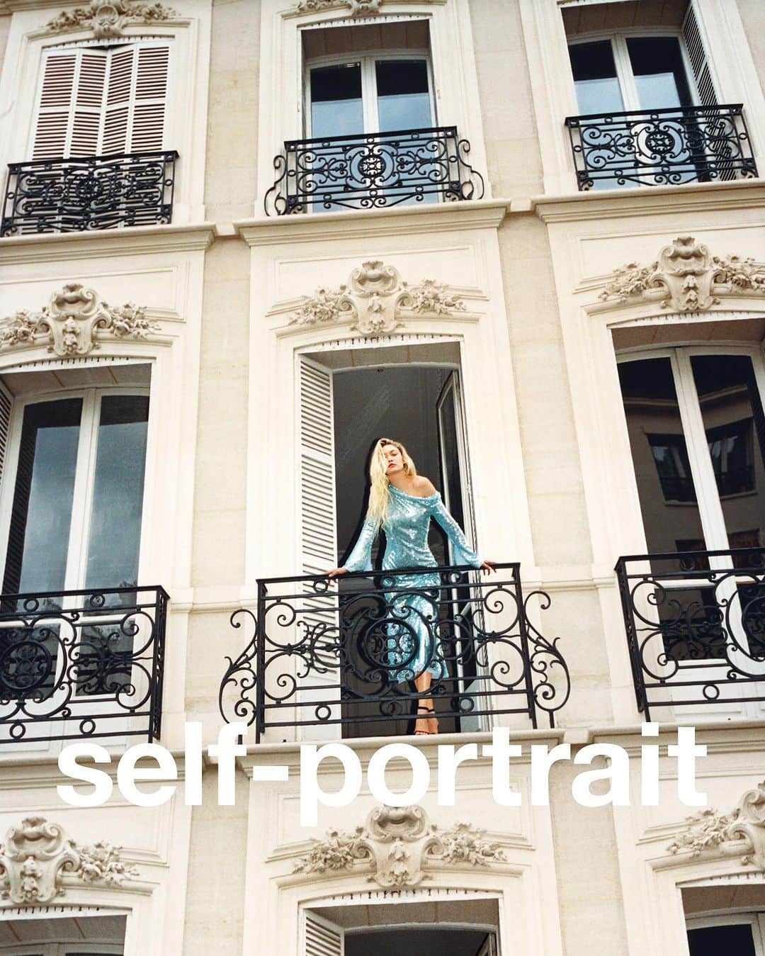 SELF PORTRAITさんのインスタグラム写真 - (SELF PORTRAITInstagram)「Gigi on a Parisian balcony, July 2023  Autumn/Winter 2023」7月13日 23時30分 - mrselfportrait