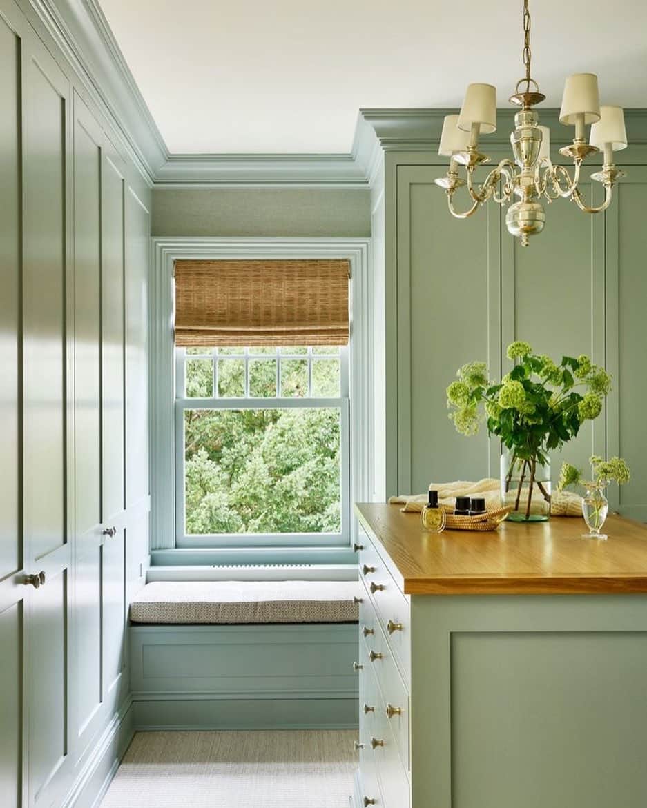Homepolishのインスタグラム：「We are green with envy over this gorgeous dressing area by McGrath II 💚  #homestyle #interiordesign #millwork #paintcolors #designinspo #joinfreddie」
