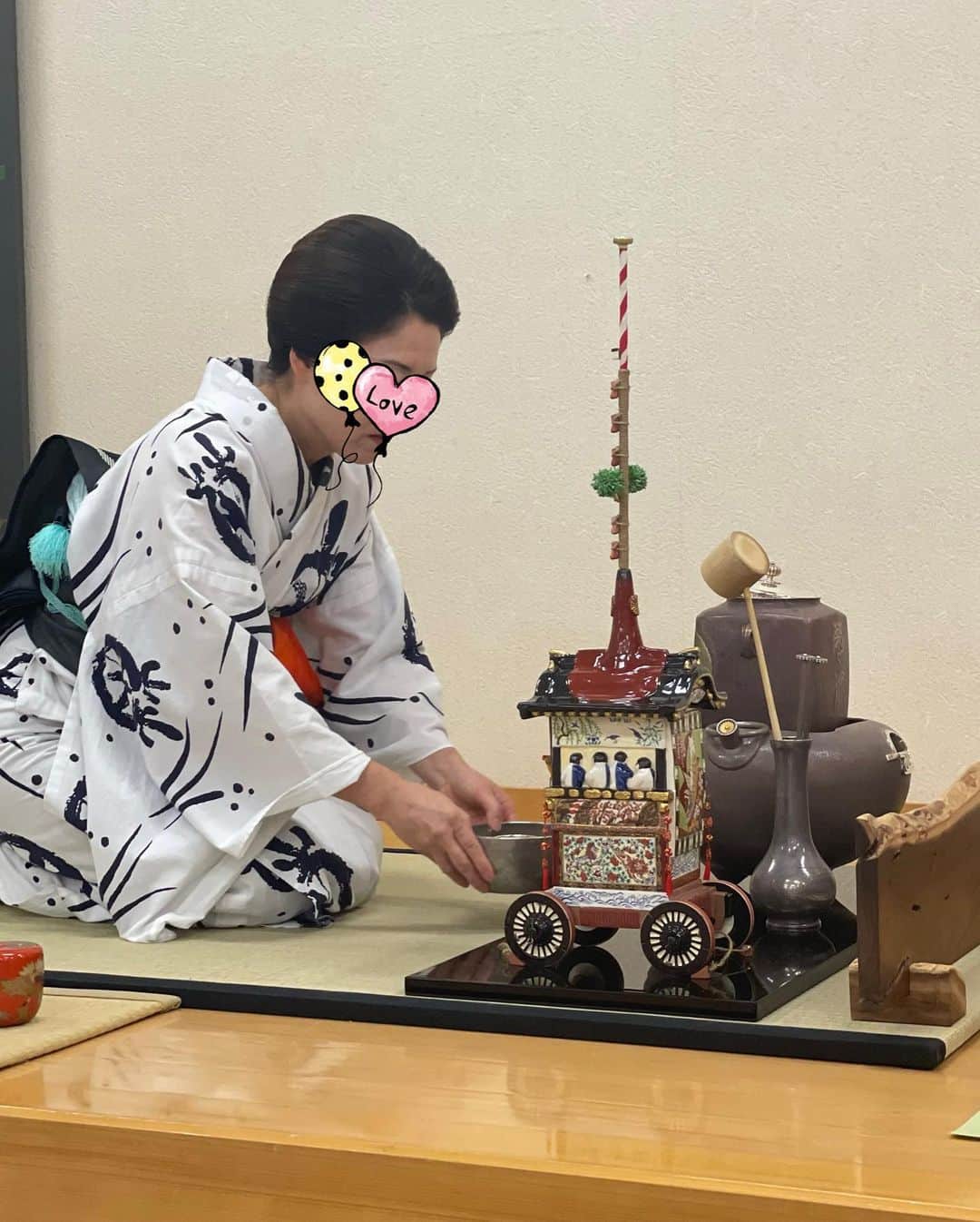 沢瀉美緒さんのインスタグラム写真 - (沢瀉美緒Instagram)「※ Gion festival ✨ . Public tea ceremony at the Kikusui float 🍃 fee:¥2000 （cash） . 思い立って祇園祭に。 菊水鉾のお茶席にも間に合い お道具も見られました✨ . 長板総荘の設えで水指が鉾！ 町全体が祇園祭一色に✨ . 菊水鉾の名の由来でもある名水 菊水井があった大黒庵の主人 （千利休の師である茶人、武野紹鴎） に因んで、茶席が設けられてるそう🍃 . そして、またもや【したたり】を。 . 2000円の当日券をお支払すると お茶席入り可能です🥰 . . #kikusui #kikusuifloat #菊水鉾 #祇園祭 #gionfestival #urasenke #裏千家 #したたり #亀廣永」7月13日 23時37分 - mio_omodaka