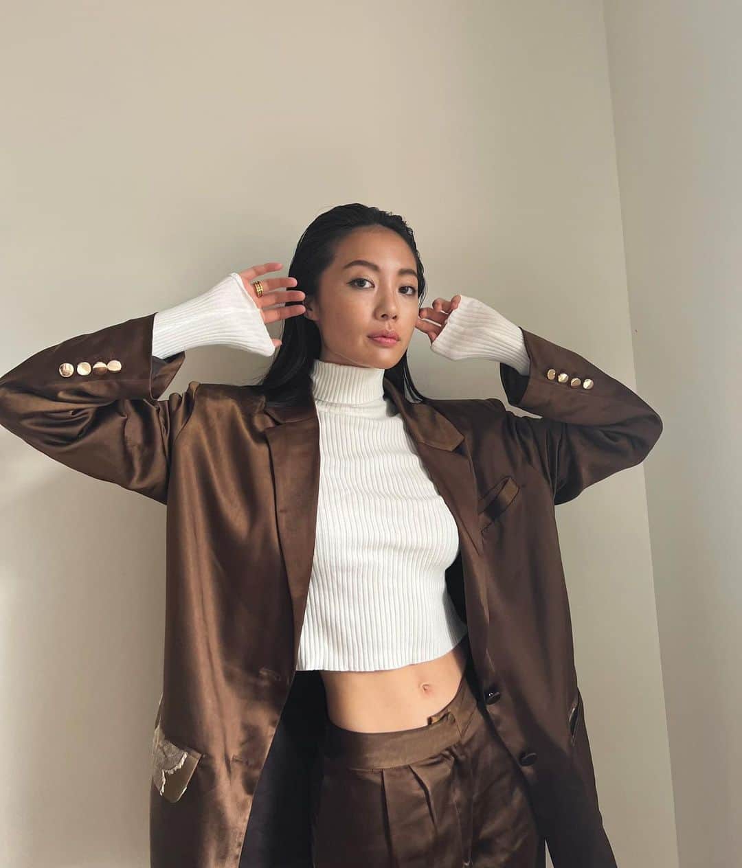 佐藤マクニッシュ怜子のインスタグラム：「behind the scenes 🎬  昨日の取材撮影で珍しいヘアメイクしてもらったからオフショット📷」