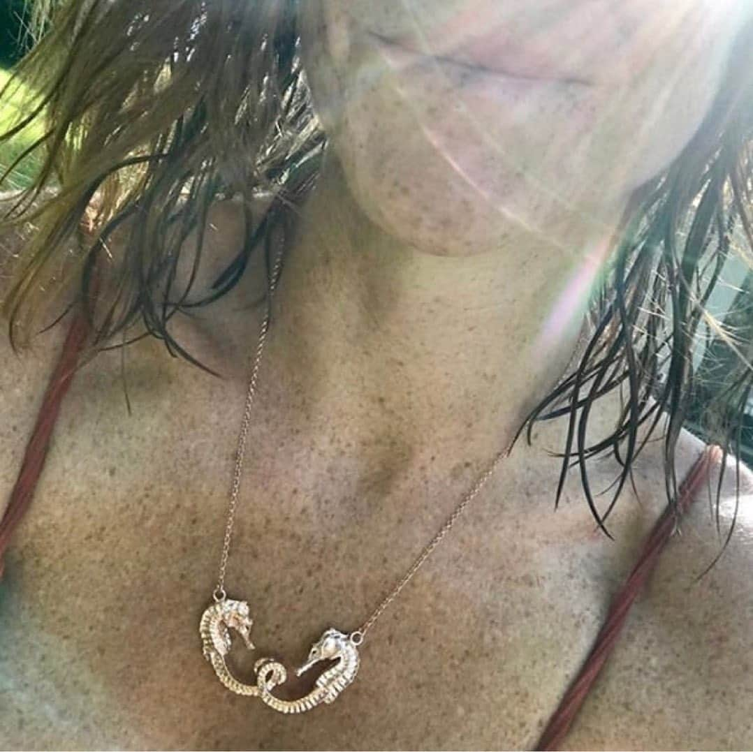 ベックスロックスさんのインスタグラム写真 - (ベックスロックスInstagram)「#Summerfeels  #KissingSeahorse⠀⠀⠀⠀⠀⠀⠀⠀⠀ ⠀⠀⠀⠀⠀⠀⠀⠀⠀ Did you know that a seahorse courtship starts with a daily dance. During which the male and female gracefully swim together. The courtship happens every morning for several days until the final dance which can last up to 8 hours until they finally mate. 🥰⠀⠀⠀⠀⠀⠀⠀⠀⠀ ⠀⠀⠀⠀⠀⠀⠀⠀⠀ Our kissing articulated seahorse necklace is one our very first iconic designs.  Created in 2009 as a symbol of #love, #strength and #protection. ⠀⠀⠀⠀⠀⠀⠀⠀⠀ ⠀⠀⠀⠀⠀⠀⠀⠀⠀ This timeless design is now back in gold plated recycled silver and 18k gold supporting local communities in Bali. ⠀⠀⠀⠀⠀⠀⠀⠀⠀ We have limited stock available for immediate delivery with complimentary shipping.  @rebeccamanners_bespoke  ⠀⠀⠀⠀⠀⠀⠀⠀⠀  #TheArtOfSlow #Artisanmade #ethicaljewellery  #finejewelry #recycledgold #jewelsforlife #articulatedjewelry #timelessjewels #trusttheprocess #Throwback #iconicjewelry」7月13日 23時37分 - rcollectivestudio