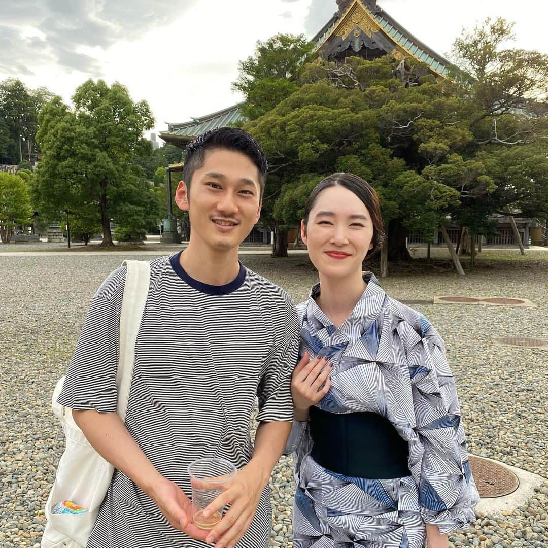 mar.ayaさんのインスタグラム写真 - (mar.ayaInstagram)「成田祇園祭 このぺろんと垂れてる帯は、本当は片流しという結び方をしたかったのだけど、残した帯がどうも長かった。だから全然ほどけてるわけではなかったんだけど、通りすがりの女の子が肩とんとん、っと『(帯、ほどけてますよ！)』と小声で教えてくれた。ほどけて見えるんだな…とショックだったけども苦労して結んだのでそのまま過ごした😌 初めて自分で着たにしては上出来だと思っている😌 久々の祇園祭、浴衣で行ったのなんて何年振りか🤔中学生ぶりかも。 久々に賑わっていてとても楽しかった🌻 佑さんと妹カップルと。 佑さんを連れて行けたのも良かったし、葉月と一緒に行ったのもどんぐらいぶりか覚えてないくらい久しい！ 駅前のひっぱりだこ(たこ焼き)にも行けて大満足🐙 またみんなで行こう🪅」7月13日 23時38分 - mar.aya