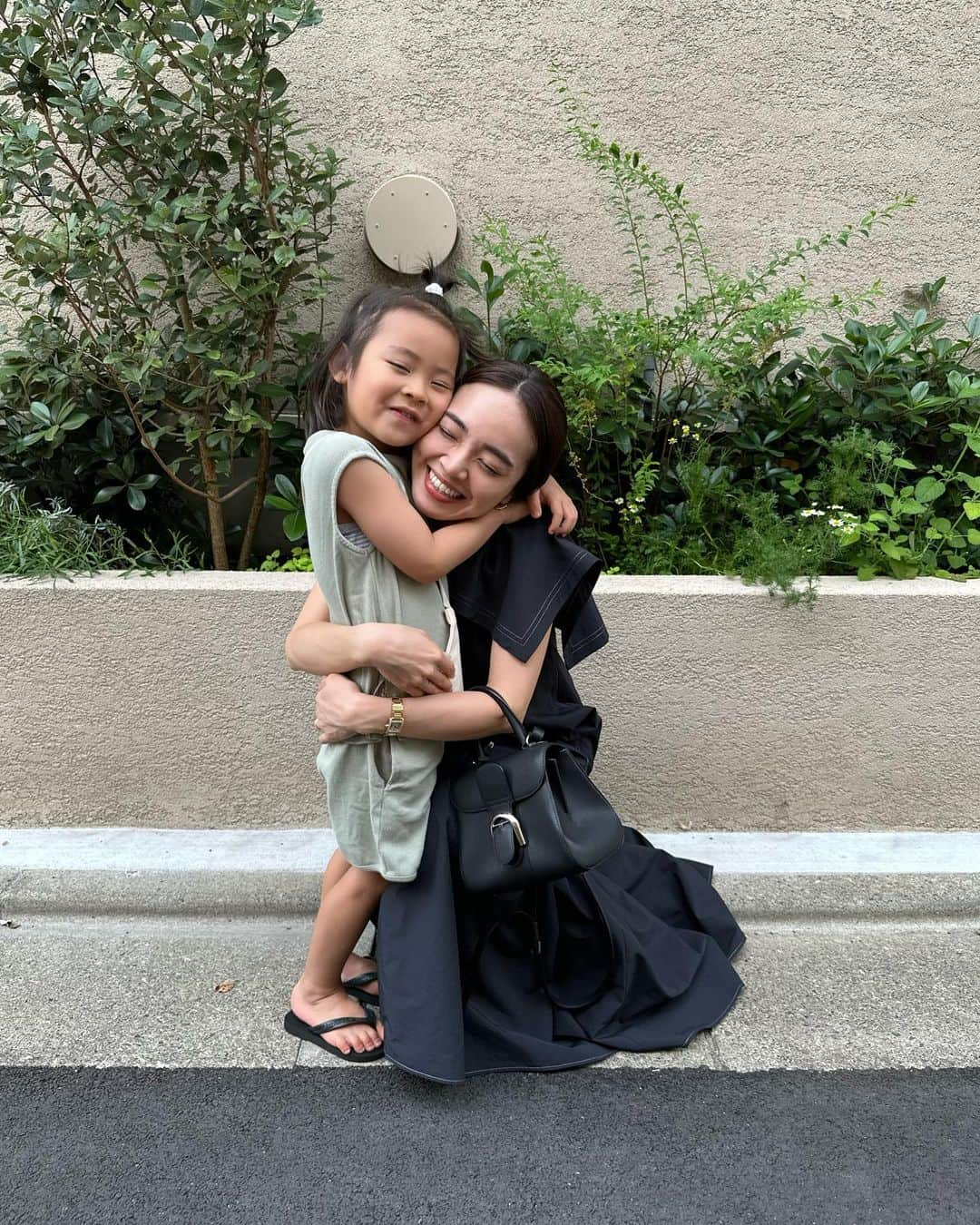 春名亜美さんのインスタグラム写真 - (春名亜美Instagram)「次男が6歳になりました🥳  いつからか、誰に似たのですか？というようなキャラ変をして、我が家のお笑い担当になった次男。  とにかく、元気に幸せに育ってくれればいい🍀  フリーダムなあなたの将来がとてもとても楽しみです😌  生まれてきてくれてありがとう♡  そして、 いつも次男に温かい優しいメッセージを下さるフォロワーの皆様に心より感謝申し上げます🙇🏻‍♀️🩷」7月13日 23時42分 - amiharunaami