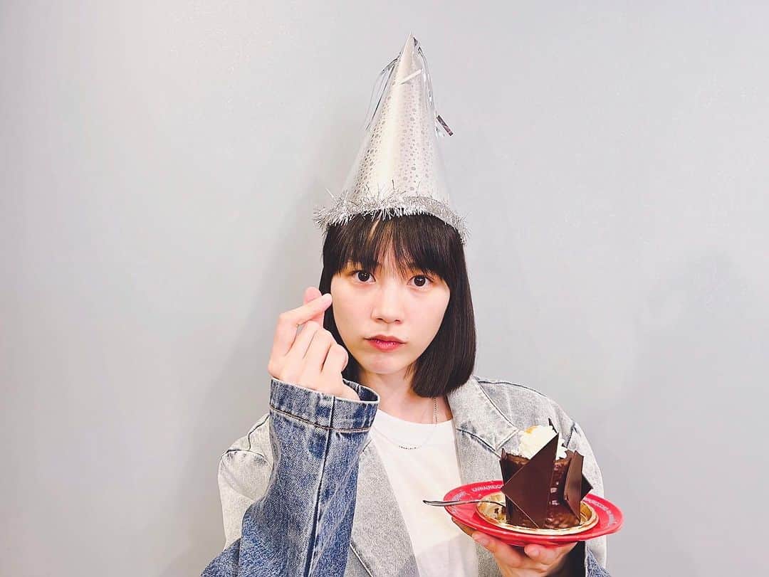のん（能年玲奈）のインスタグラム：「7月13日、きょうは私の誕生日。 みんなお祝いありがとう🥂 チョコケーキとチーズケーキもらった🎂  愛してます♡  #NONFESTA #birthday」