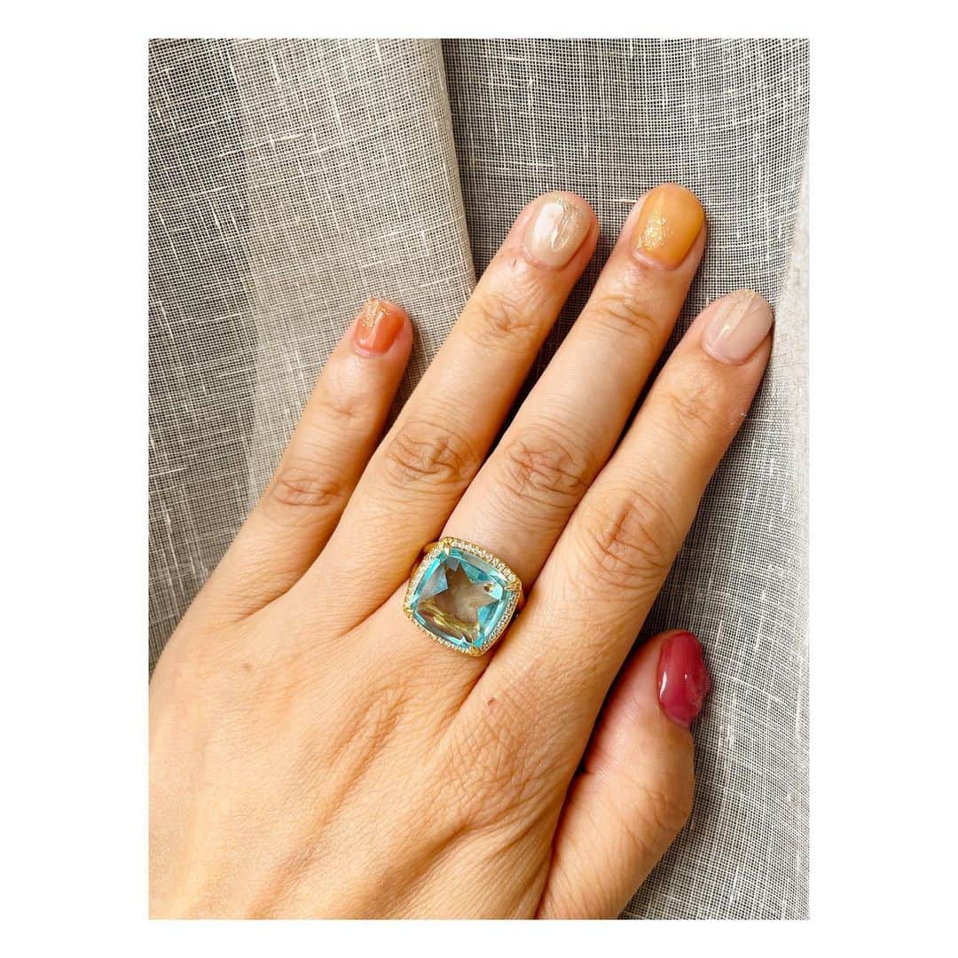 阿部洋子さんのインスタグラム写真 - (阿部洋子Instagram)「💅✨💍*。  新しい指輪♡ #tomwood #ring  #luckyseven #londonblue   久しぶりのネイル💅 爪が薄くなりすぎてて 3ヵ月くらいジェル休んで育ててたんだけど 大した効果もなく😭  左手はニュアンスカラー 少し立体感作ってもろた  右手もこれまたニュアンスな感じで 半端にラメのっけてもろた  左足は、シルバーのミラーネイル 右足は、パキッと白！  どれもこれも #自己満足   #gelnails #mirrornails #nuancenail #whitenails #nailsalon #maintenanceday   #thankyou   tomwoodの指輪、何個もほしくなるー 何個目だ？？」7月13日 23時48分 - hirocoring