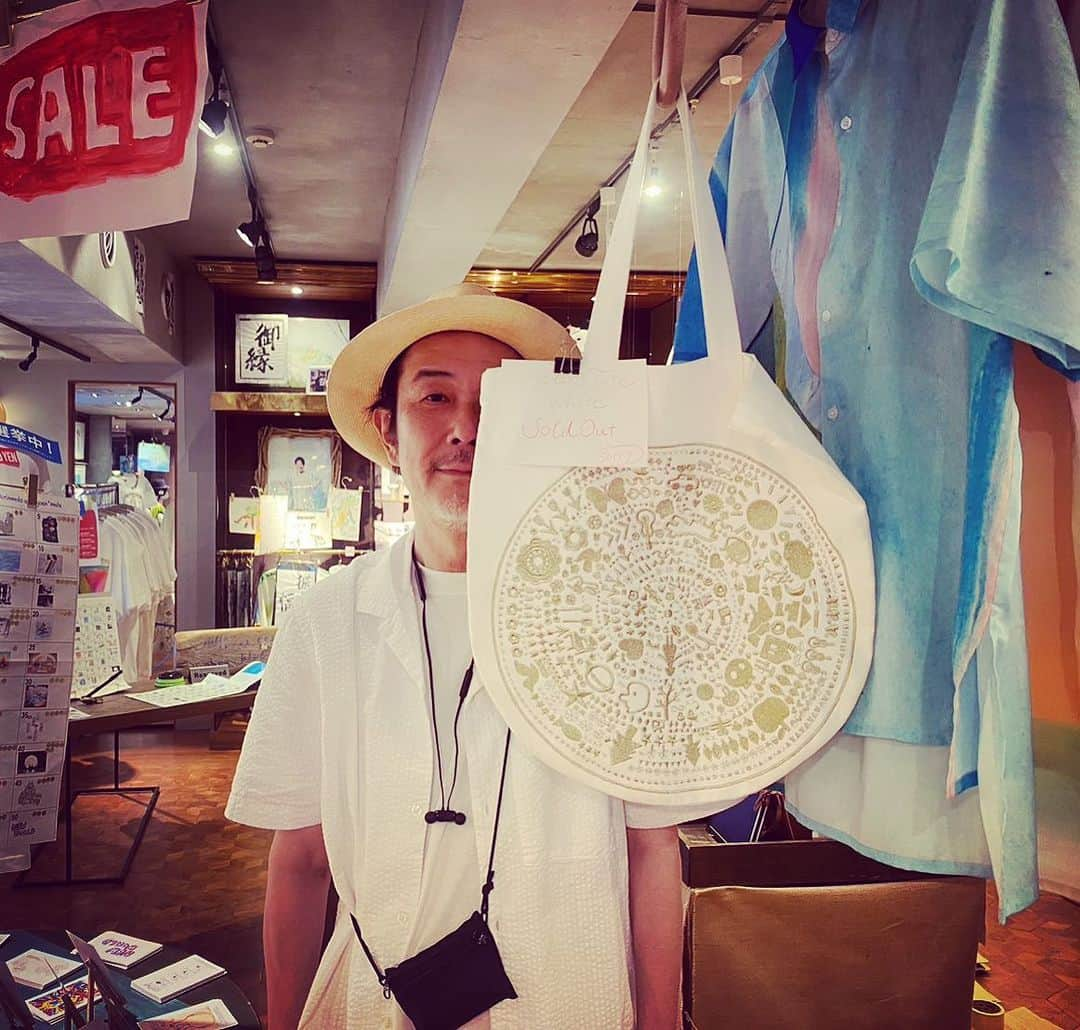 森本千絵さんのインスタグラム写真 - (森本千絵Instagram)「今日は、goen°店舗のateliergoen°に 先輩であるリリー・フランキー兄貴が 来てくださいました。  店舗をくまなくみてくれ、 津軽びぃどろや、こけしなど 沢山購入くださいました。  ありがたい。  リリーさんに、お店を面白いと 言ってくださり励みになります。  取り止めのない変な店ですが ぜひ夏休み、みなさん来てくださいね。  新たに、めちゃくちゃ派手で 着心地よい斬新なシャツを作ったんで ぜひ見に来てくださいね♫  #リリーフランキー #goen #ateliergoen  #summer」7月13日 23時51分 - chiemorimoto_goen