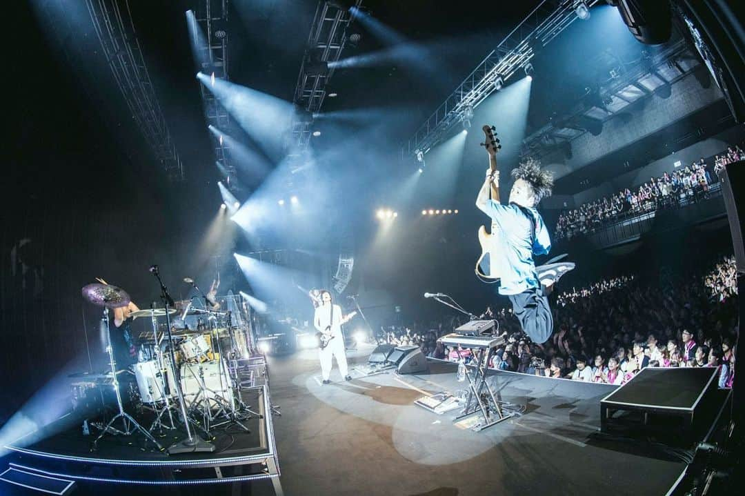 武田祐介さんのインスタグラム写真 - (武田祐介Instagram)「2023.07.12 Zepp Fukuoka  BACK TO THE LIVE HOUSE TOUR 2023完走  想像の何倍も熱くて濃ゆかったライブハウスツアー、最高でした。幸せでした。  日本のみんなからもらったパワーを持ってアジアツアーいってきます🫡  #最後の写真の桑原さんが絶妙に気になる  📷#takeshiyao」7月13日 23時51分 - yusuke_takeda_