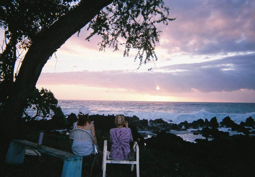 瀬戸あゆみさんのインスタグラム写真 - (瀬戸あゆみInstagram)「ついこの間、年末に行ったハワイ旅行の写真を、随分遅くなったけど現像してきた。  ひとつ、いつのかわからない古い使い捨てカメラも現像に出してみたら、なんという偶然、6年前くらいに初めて仕事でハワイに行ったときの写真が入っていた。 (1番最後の写真がそのときの)  そして、5年前の思い出たちも、ちらほらと入っていた。 そこには、いまは亡きママの姿もあった。  25歳のわたしと写るママ。 この数ヶ月後に、逝っちゃったんだなあ。  そうか。 今年の9月で、5年目か。  「残された者は、強く生きなくちゃ。」 そんな風にたまに言われるけど、わたしは全然、まだ傷も癒えてないし、生傷みたいに昨日のことのようにヒリヒリと刻んでいたいとさえ思う。  でも、昔ほど自分のことは恨んでないんだ。 だから、ジュクジュクがヒリヒリになってきた。 もちろんまだ痛いけど、そうやって、すこしずつ痛みは変わっていっているのかもしれない。  別にこれは、誰かに向けた文章というわけではないし、突発的に書き出したものだからオチはない。  でも、生きていれば時間はなにかをすこしずつ変えてくれることは、確信を持って言える。  死に臆病になってもいい。 でも、わたしはまだ生きたい。そんな気がする。」7月14日 0時02分 - setoayumi