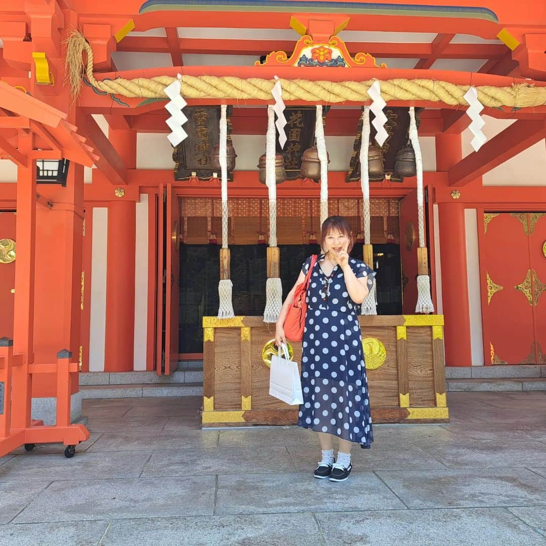 宇月田麻裕さんのインスタグラム写真 - (宇月田麻裕Instagram)「7/10　#四万六千日　#花園神社　#伊勢丹朝日弁財天　#伊勢丹ランチ 四万六千日。花園神社&伊勢丹編です。  社寺の縁日の一つで、この日に参詣(さんけい)すると4万6000日お参りしただけの功徳(くどく)があるとされています。   浅草寺では、この日に　#ほおずき市　が行われます。 お仕事があったので、浅草寺は無理と思っていたら、ひょんなことより、行けることになりました。   花園神社さまが「浅草寺にも行きなさい」と導いて下さったのかな。 そして、浅草寺さまも、我が家には　浅草寺様の塔があることもあり、歓迎してくださったのかも。   まずは、仲良しのかのかちゃんとの花園神社&伊勢丹編です。  伊勢丹の屋上に　#朝日弁財天　　があるのですよね。  当日に、少し載せましたね。 いっぱい写真撮ったので、ちょっと載せるのが遅くなりました。  熊野川のお土産もいただきました。ありがとー(^^♪ 楽しかった🎶　いいことがありますように(^^)」7月14日 0時00分 - mahiro_utsukita