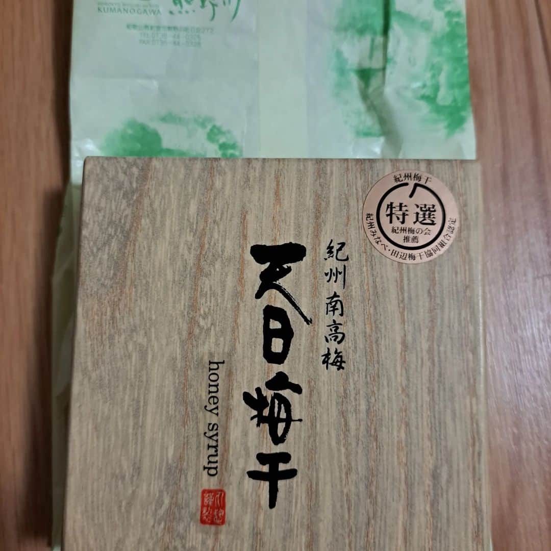 宇月田麻裕さんのインスタグラム写真 - (宇月田麻裕Instagram)「7/10　#四万六千日　#花園神社　#伊勢丹朝日弁財天　#伊勢丹ランチ 四万六千日。花園神社&伊勢丹編です。  社寺の縁日の一つで、この日に参詣(さんけい)すると4万6000日お参りしただけの功徳(くどく)があるとされています。   浅草寺では、この日に　#ほおずき市　が行われます。 お仕事があったので、浅草寺は無理と思っていたら、ひょんなことより、行けることになりました。   花園神社さまが「浅草寺にも行きなさい」と導いて下さったのかな。 そして、浅草寺さまも、我が家には　浅草寺様の塔があることもあり、歓迎してくださったのかも。   まずは、仲良しのかのかちゃんとの花園神社&伊勢丹編です。  伊勢丹の屋上に　#朝日弁財天　　があるのですよね。  当日に、少し載せましたね。 いっぱい写真撮ったので、ちょっと載せるのが遅くなりました。  熊野川のお土産もいただきました。ありがとー(^^♪ 楽しかった🎶　いいことがありますように(^^)」7月14日 0時00分 - mahiro_utsukita