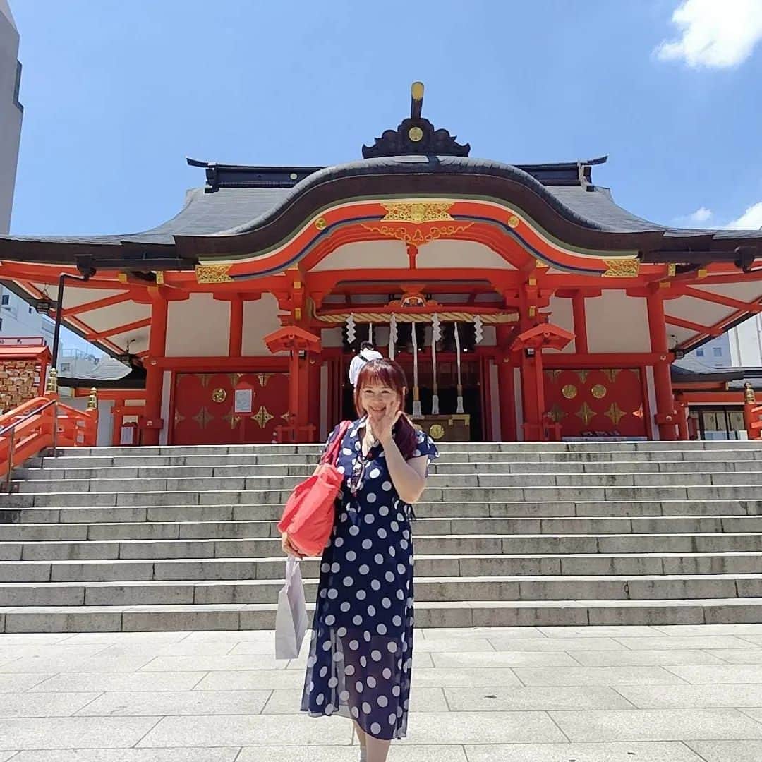 宇月田麻裕さんのインスタグラム写真 - (宇月田麻裕Instagram)「7/10　#四万六千日　#花園神社　#伊勢丹朝日弁財天　#伊勢丹ランチ 四万六千日。花園神社&伊勢丹編です。  社寺の縁日の一つで、この日に参詣(さんけい)すると4万6000日お参りしただけの功徳(くどく)があるとされています。   浅草寺では、この日に　#ほおずき市　が行われます。 お仕事があったので、浅草寺は無理と思っていたら、ひょんなことより、行けることになりました。   花園神社さまが「浅草寺にも行きなさい」と導いて下さったのかな。 そして、浅草寺さまも、我が家には　浅草寺様の塔があることもあり、歓迎してくださったのかも。   まずは、仲良しのかのかちゃんとの花園神社&伊勢丹編です。  伊勢丹の屋上に　#朝日弁財天　　があるのですよね。  当日に、少し載せましたね。 いっぱい写真撮ったので、ちょっと載せるのが遅くなりました。  熊野川のお土産もいただきました。ありがとー(^^♪ 楽しかった🎶　いいことがありますように(^^)」7月14日 0時00分 - mahiro_utsukita