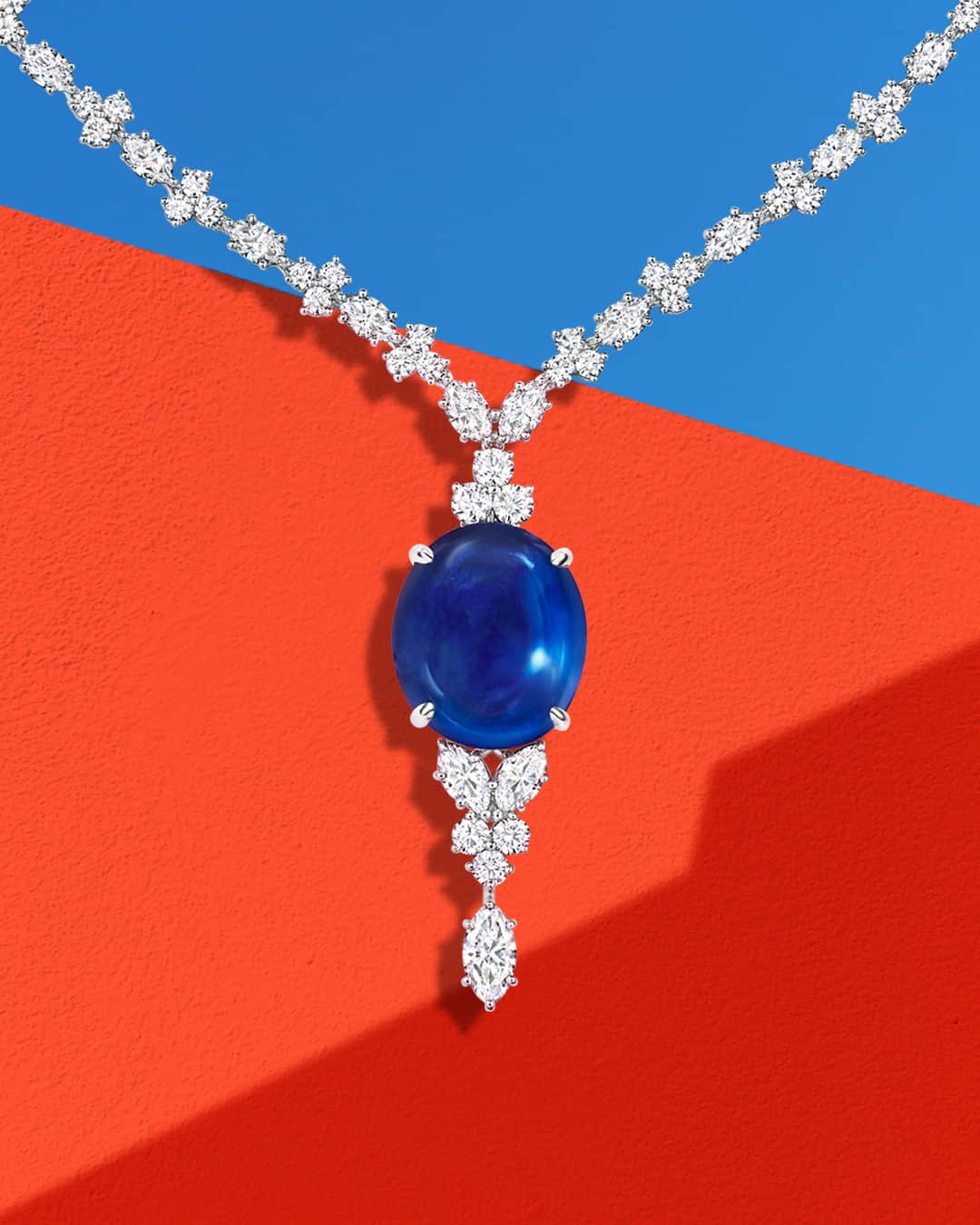 ハリー・ウィンストンのインスタグラム：「A vivid blue 58.69 carat cabochon sapphire stone is a brilliant way to cool down from the summer sun’s rays. Relax in the shade with extraordinary gems—link in bio. #HarryWinston #WinstonHighJewelry」
