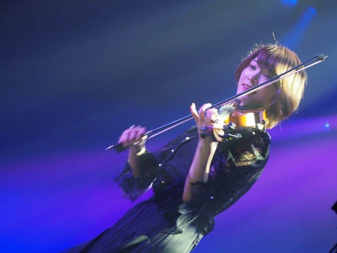 AYASAさんのインスタグラム写真 - (AYASAInstagram)「🎸 SAYAKA YAMAMOTO LIVE TOUR 2023 -＆- @ Zepp DiverCity Tokyo (2023.07.13)  本日からお仲間入りさせていただきました🎻 歌声お姿共に可愛さかっこよさセクシーさ全てがパワーアップされたさや姉様を観ながら&聴きながらバヨリンを奏でられる幸せにただただひたすらに感動🥰  お次は名古屋ですね❤️ また一つ大人になられたさや姉様のライブも楽しみだし、全力で楽しみつつサポートさせていただきます🫶 ・ ・ #山本彩アンドツアー  #zeppdivercity  #山本彩 #さや姉様 #チームSY」7月14日 0時04分 - ayasa_doya