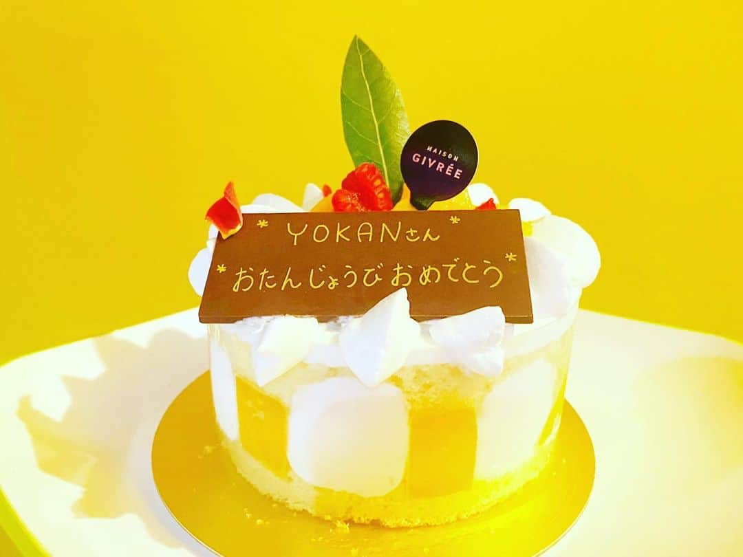 YOKANさんのインスタグラム写真 - (YOKANInstagram)「《愛弟子たち》  今年も お弟子さん達が  お祝いに 来てくれました…🎉🎂🎁✨  来年は コロナ禍以前のような  大宴会が できますように…🍾🎂✨  そして  たくさんのメッセージ 本当にありがとうございます❣️  少しずつ お返事していきますので  しばらく お待ちください…🙋‍♀️  ※写真は  お弟子さん達と  超❣️ ぱら酔のYOKANw…😱  さて  ちょっと 仮眠して酔いが覚めたら  作業再開です…✏️🎹🎼  来週半ばぐらいまでは フル稼働でがんばりまーす❣️  ということで  本日のYOKANは これにて終了致します…💤  #YOKAN  #YOKANBirthday  #YOKANSTUDIO  #ぱら酔  #おやすみん」7月14日 0時05分 - yokanstudio