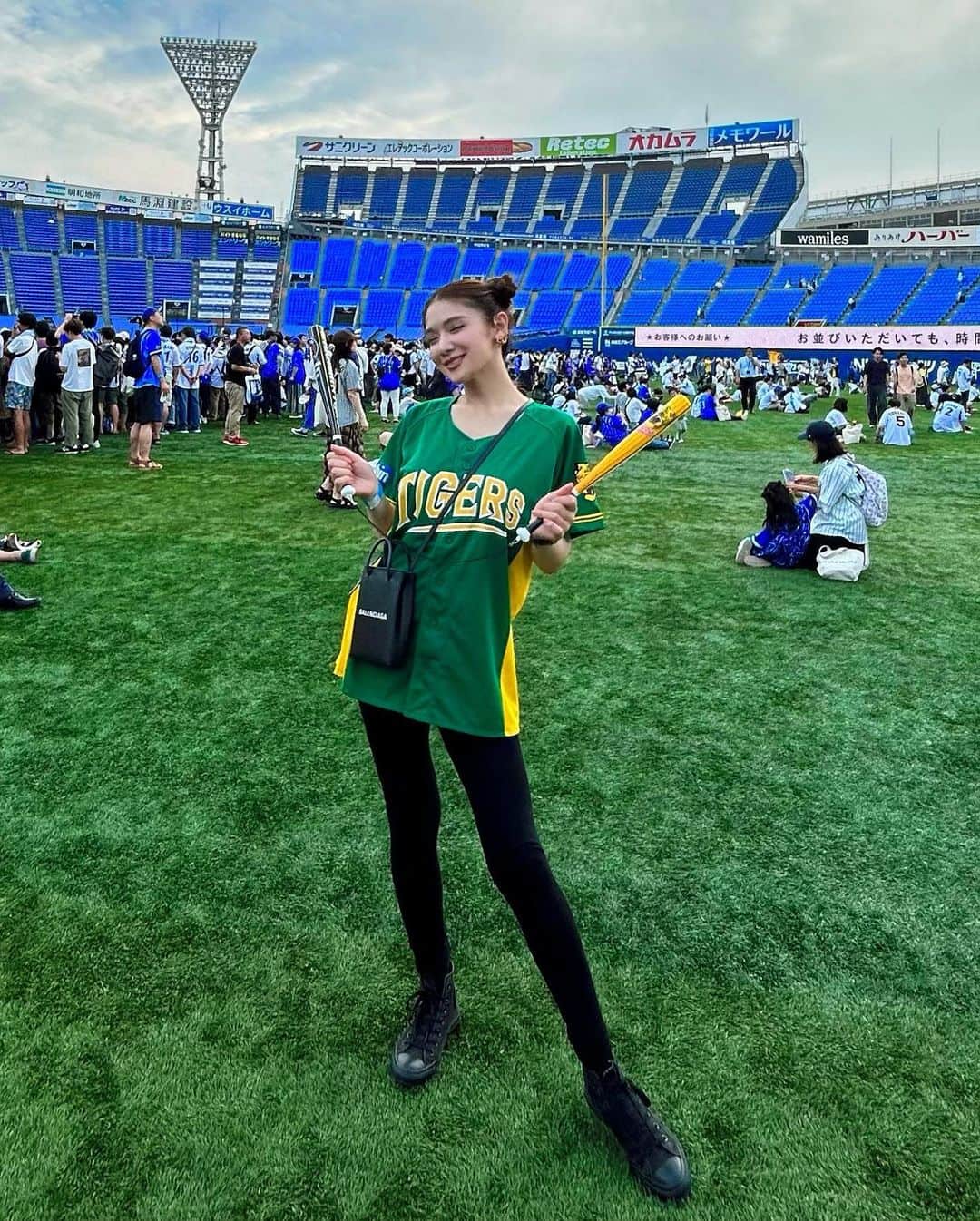 金山睦のインスタグラム：「バタバタしてて更新してなかったぁ😚 先月末に、阪神ファンのお仕事の方に連れていってもらって、 初の野球観戦⚾️✨ 阪神タイガース🆚横浜ベイスターズ戦🔥 大阪人好きだから、私も阪神の応援をしつつ、 横浜のトレバー・バウアー選手　@baueroutage を応援しようと思っていたら、その日の登板じゃなかった😭 バウアーさんのYouTube、野球ファンじゃない私でも面白くて、好きだったから、観たかったな🥹（動画内でも、私はYouTuberですって言ってる🤣）  #プロ野球　#阪神タイガース　#横浜ベイスターズ　#トレバーバウアーさん　#野球観戦」
