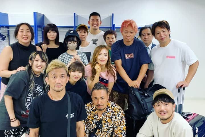 のインスタグラム：「My Special family  👨‍👩‍👧‍👦🩷❤️🧡💛💚🩵💙💜  #まなせゆうな #プロレス #ぽちゃじょ #ぽわじょ #グラマープリンセス #yunamanase #prowrestler  #prowrestling #realsize #plussize #midsize #wellness  #chubby #mybodymyrules #bopo #BodyNeutrality #ガンプロ #ガンジョ #GanPro #GanJo   来年もこの景色見たいナ🌍」