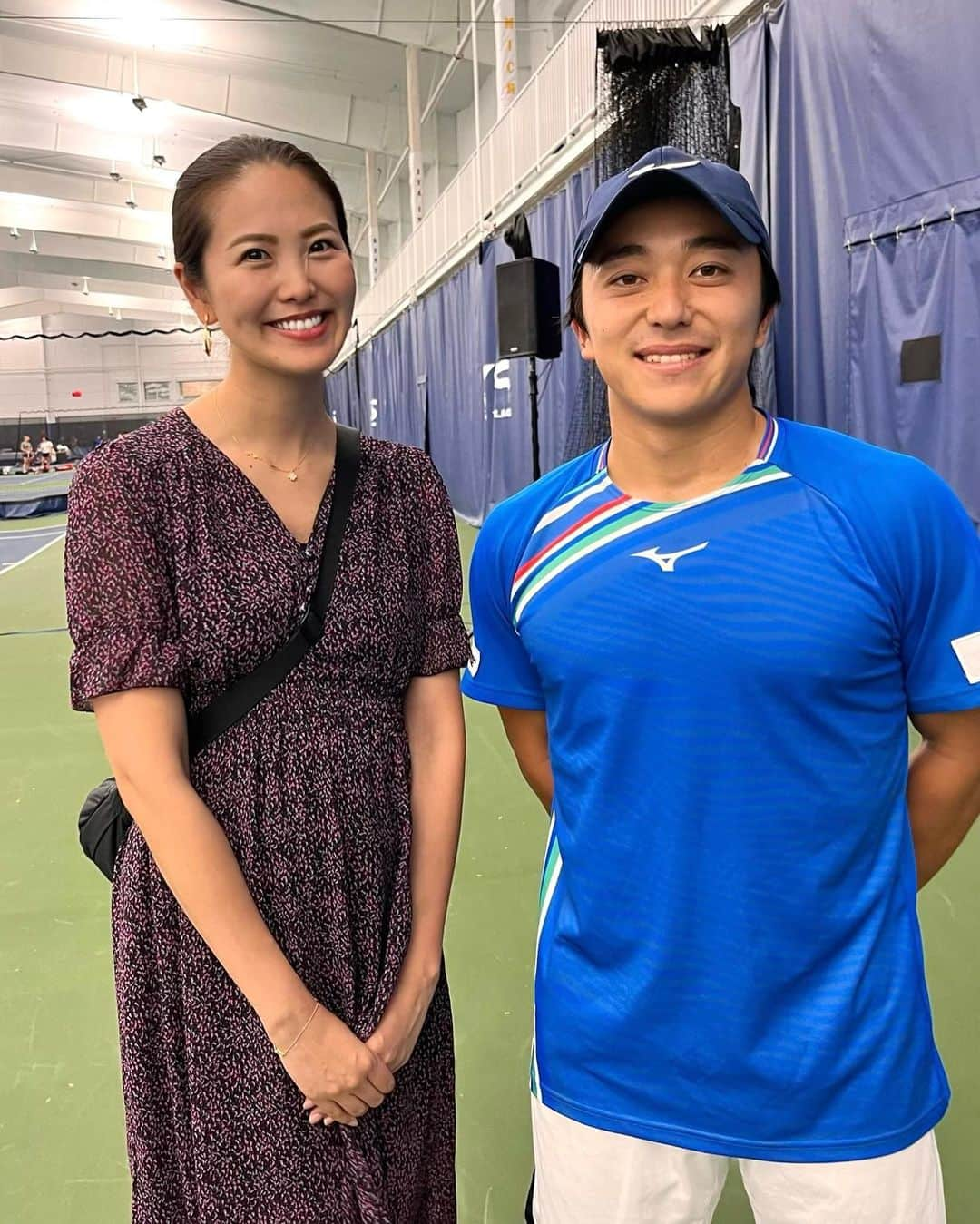 渋佐和佳奈のインスタグラム：「【#渋佐和佳奈のシカゴ便り🕊 93】  📍Chicago Tennis Challenger  2021年全日本テニス選手権シングルスチャンピオンの #清水悠太 選手！ 今大会では前日のシングルスに続き、 この日もダブルス一回戦勝利🌼  163cmの体から繰り出される 力強いショットにフットワークで、 観客をわかせていました！  初めてご挨拶もさせていただき嬉しかったです🌸 ありがとうございます😊✨  #tennis #テニス #sport #chicagochallenger #yutashimizu #アメリカ #アメリカ在住 #アメリカ暮らし #シカゴ在住 #nascar #ナスカー  #旅行 #海外旅行 #旅 #trip #travel #usa🇺🇸 #アナウンサー  #リポーター #シカゴ在住アナウンサー #announcer #reporter #wakanashibusa」