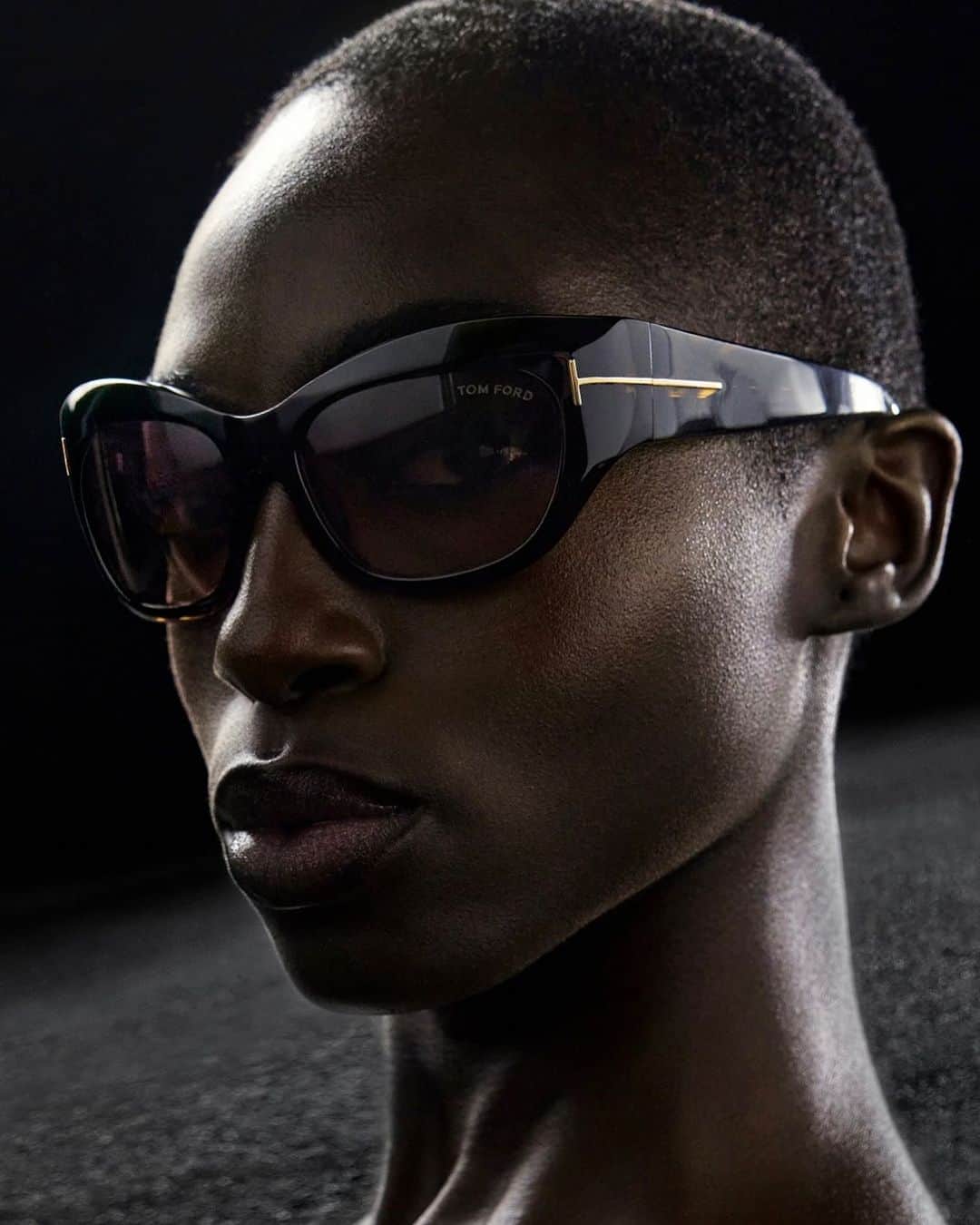 トムフォードのインスタグラム：「TOM FORD EYEWEAR.   A BOLD WRAPAROUND SHAPE WITH IRRESISTIBLE VINTAGE CHARM.   #TOMFORD」
