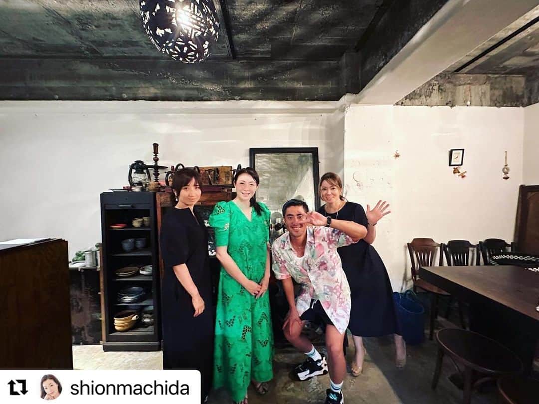 小林 ディスカスのインスタグラム：「先日は、 「街田しおん」姉さま🌹 @shionmachida  に、 誕生日祝いに🎂 蔵前にある 「ラオスの宮廷料理」🇱🇦 「アンドシノワーズ」🍴 に連れて行って頂きましたっ！！  タイ料理とベトナム料理の、 まさに良いトコ取りの様な感覚っ！！ パクチーなどの香辛料がガッツリ🌿  ホントに姉さまには、 毎度、食も勉強させて頂いておりますっ！！ 👱🏽‍♂️🩵🩵🩵🙏🏽  風の時代を忘れる事なく、 この1年も、 風に乗り切れる様、 努力したいと思いますっ！！  日々追われていると、 ついつい風の時代である事を忘れがち…。🥲  #Repost @shionmachida with @use.repost ・・・ 前回冬に来て、次回は夏に行きたい❗️と誓ったアンドシノワーズさん。 ラオス宮廷料理という、珍しいお料理が頂けます。 気持ちの良い夏の明るい夕暮れから、白ワインを飲みながら頂く水タコの前菜がもう最高です🤗 どのお皿も最高❗️ そしてラープ❗️癖になる❗️ またすぐに伺いたいお店です。 パクチー🌿好きメンバーで 伺いました🌿楽しかったです、有難う〜😊👏👏👏  #アンドシノワーズ  #mylan  #パクチー好き集まれ」