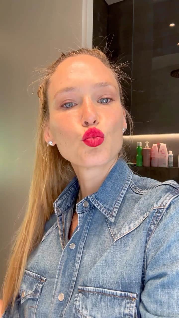 バー・ラファエリのインスタグラム：「First time doing this myself !! 💋  What do you think? Did I do it right ?」