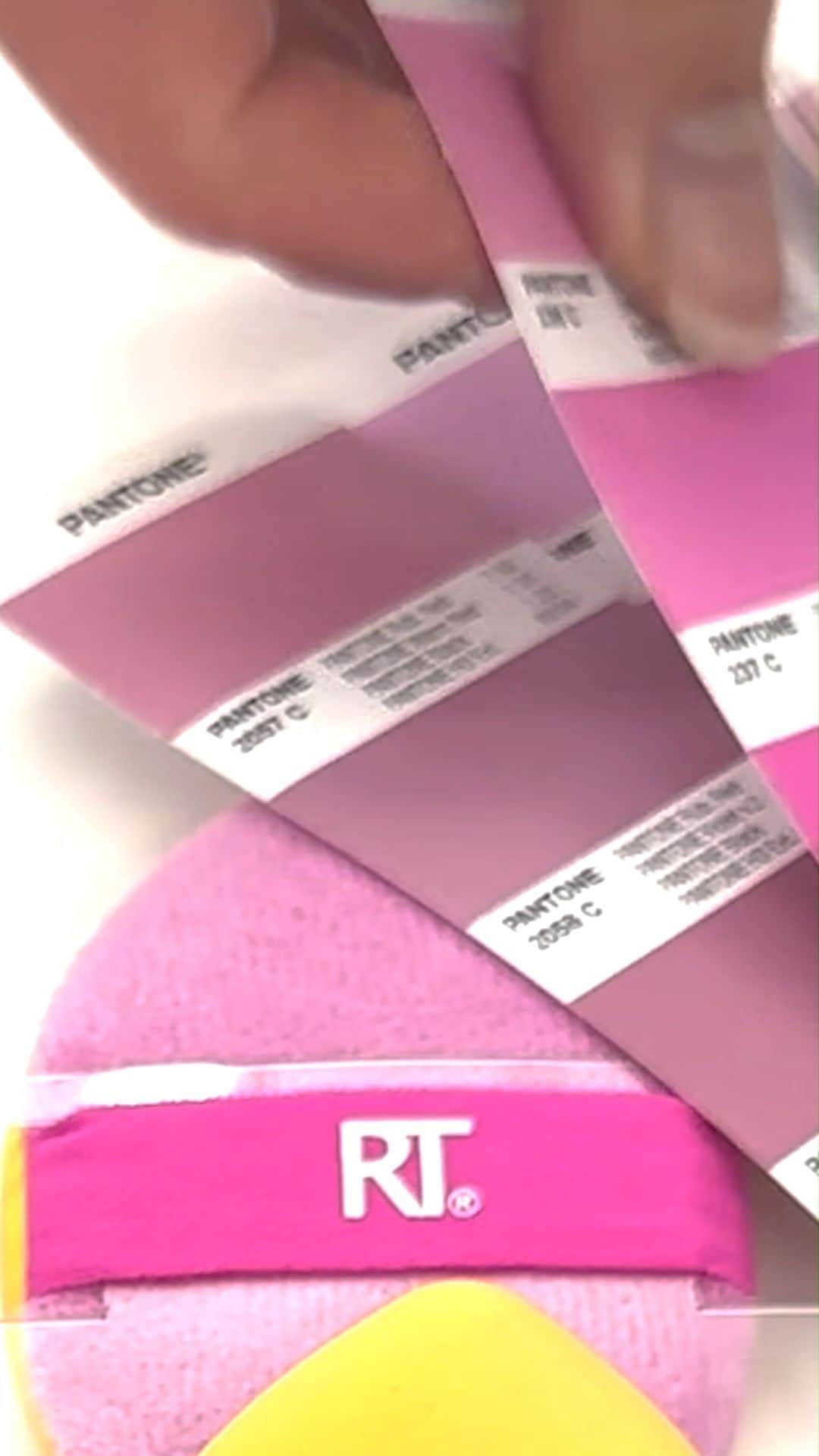 Real Techniquesのインスタグラム：「A peek behind the scenes at how the Miracle 2-in-1 Powder Puff came to life ✨  Tried, tested, + re-tested. Our team has spent over a year trying samples + perfecting the application to give you a high quality puff that makes your blends easier - every. single. time.   Because our RT Fam deserves the best 💗」