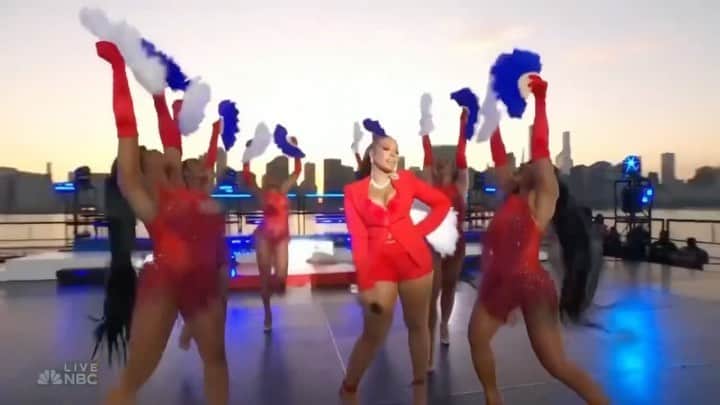 アシャンティのインスタグラム：「Live from New York City!! S/o to @bricedvick for making this come to life! @nicole_serapiglia for all your help…and all the dancers!!! Great Job!! Got it done 8 hours before the  show🙏🏽 S/o to @shakengo_hair for those ponies! 🐎🤣 @thecityismine_ @daheatmizer for the extra sauce @nbc @macys ❤️」