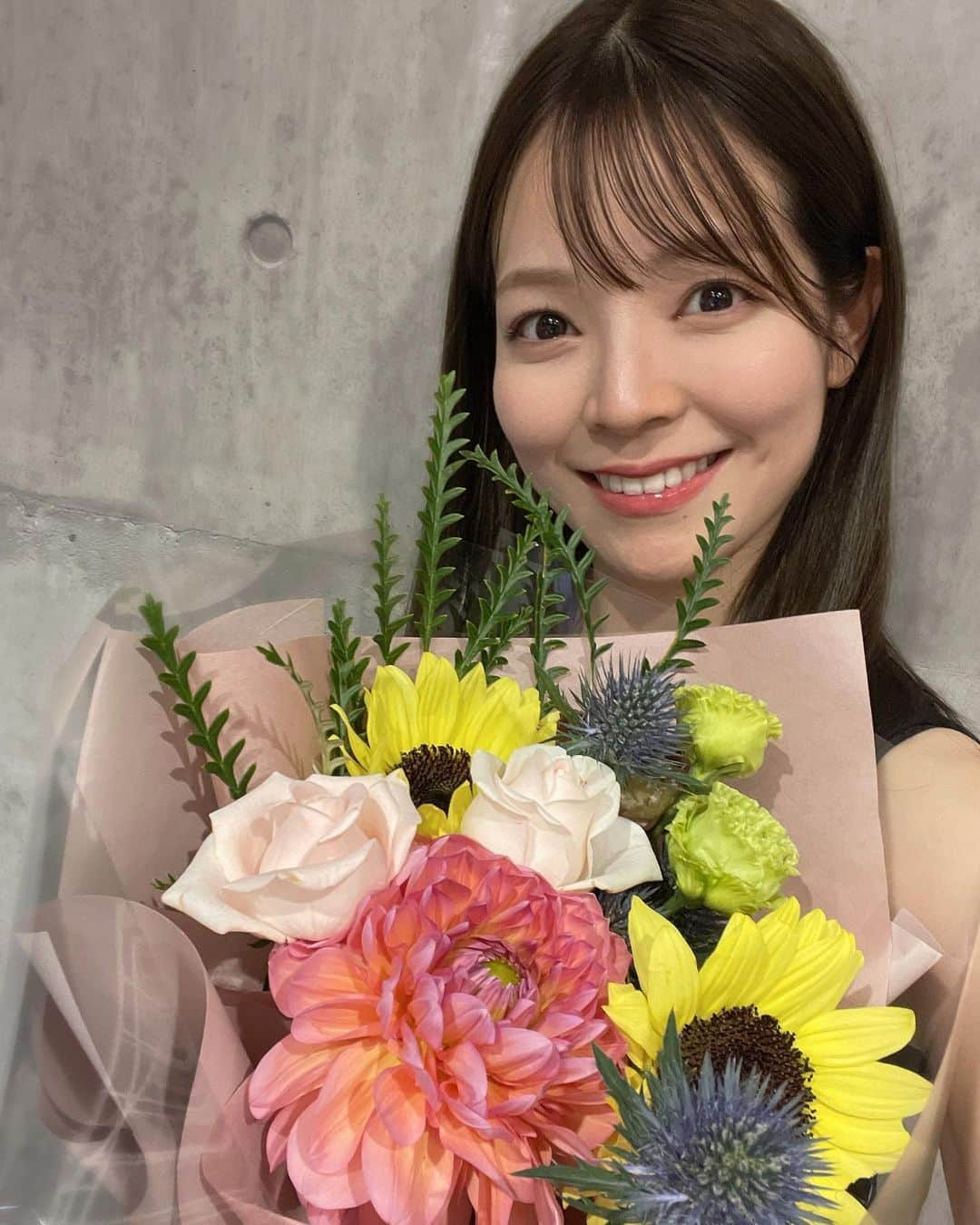 三宅絹紗のインスタグラム：「🌻 色鮮やかで夏らしいお花たち✳︎ お花から癒しと元気をチャージ🔥💪  花屋さんによって 花の魅力を引き出すアレンジ方法が違って おもしろい😳🩷  #夏ブーケ#フラワーアレンジメント💐  #いわて#めんこいテレビ#三宅絹紗」