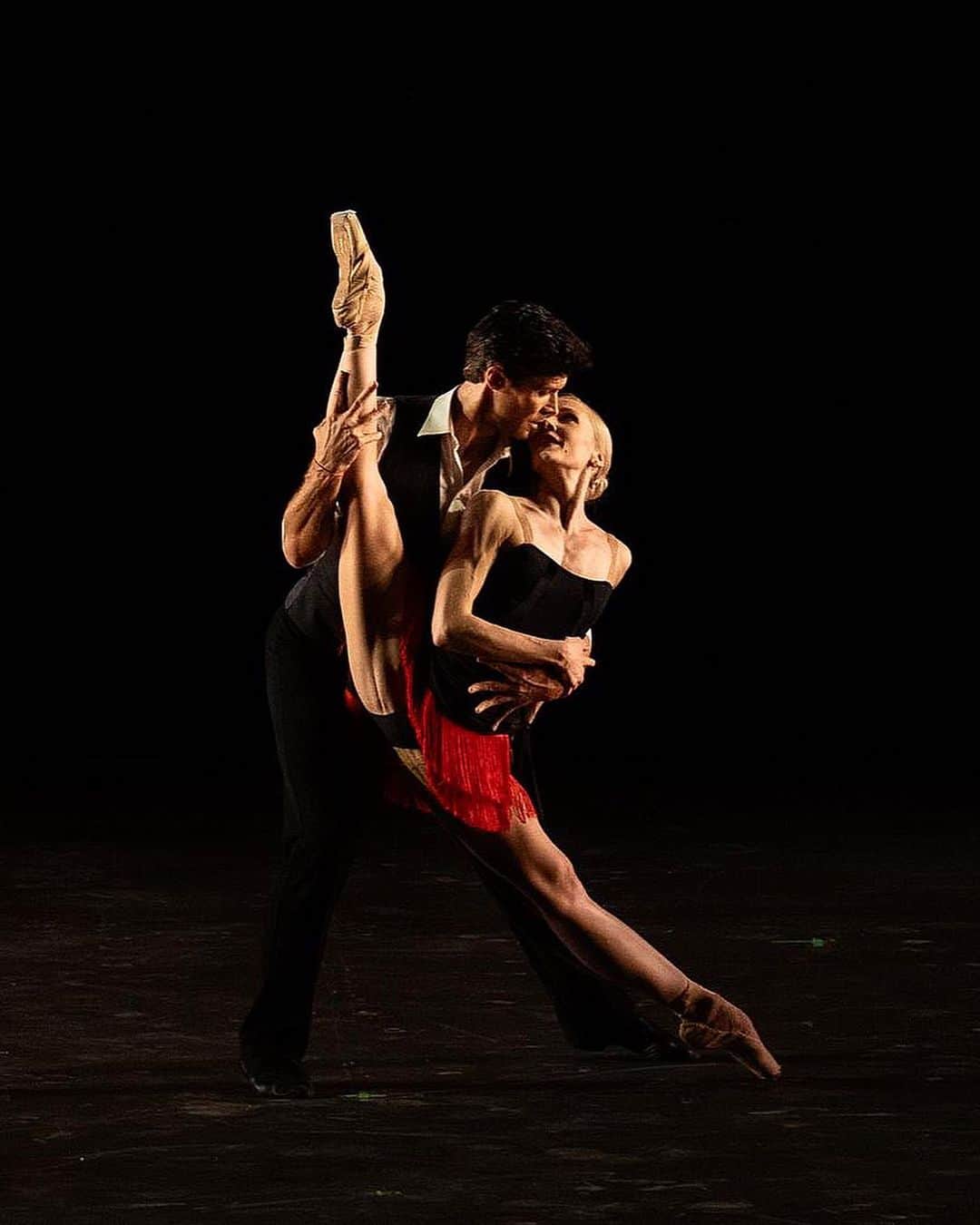 ロベルト・ボッレのインスタグラム：「Having fun with @__melissahamilton 🔥 #bolletour2023 #robertobolleandfriends @ermeneleutico  📸 @dancersdiary  @opera_roma  One more show tonight and after off to Florence @musart_festival」
