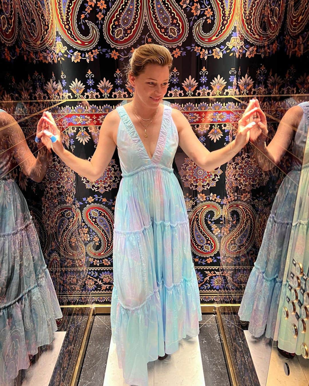 エリザベス・バンクスのインスタグラム：「Elevator enjoyment in a summer dress.」