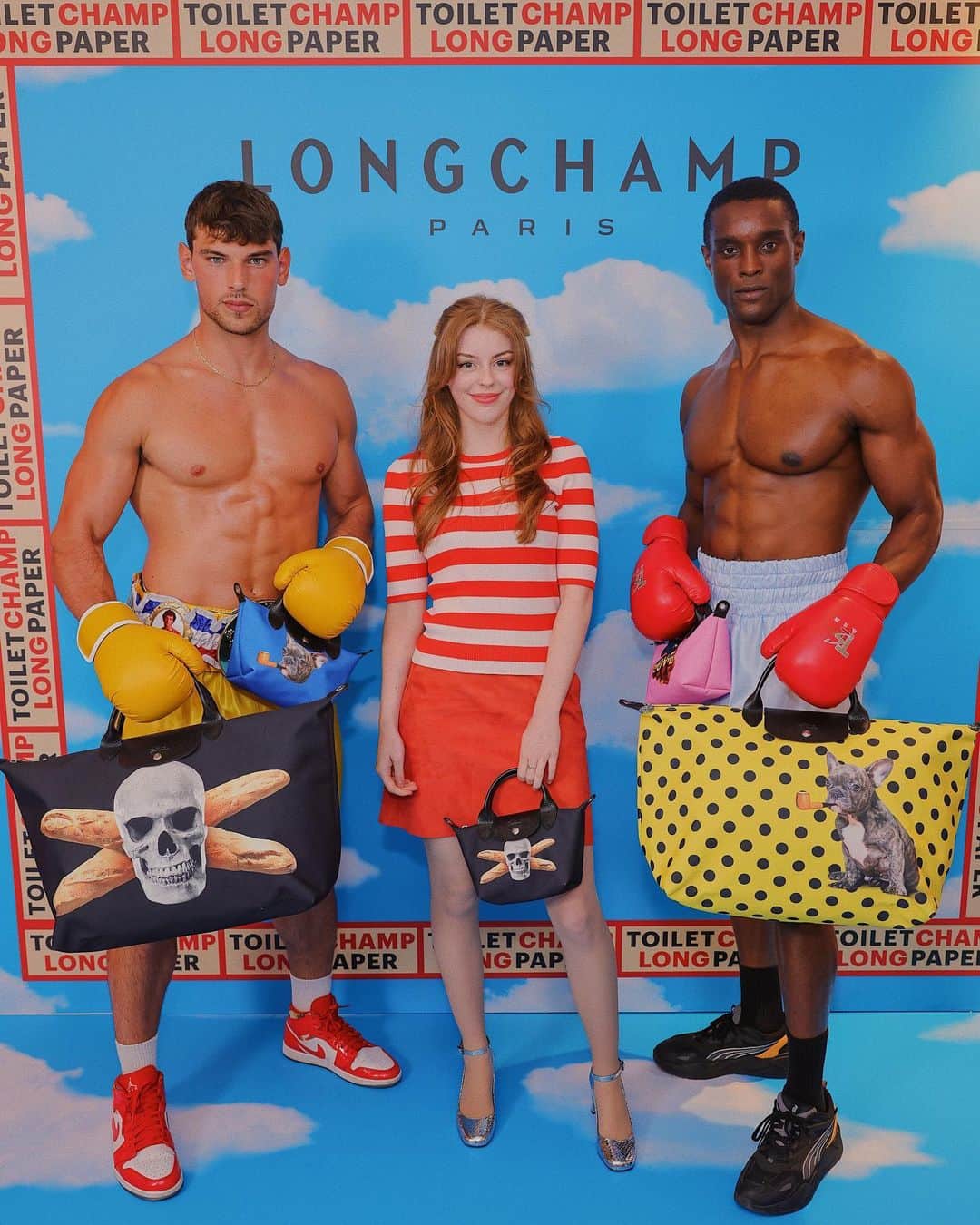Amelia Gethingさんのインスタグラム写真 - (Amelia GethingInstagram)「Big nana here. Big nana there. Big nana at @longchamp everywhere. 🍌 They’ve got nanas on bags and bags with baguettes. For it’s a collaboration with @toiletpapermagazineofficial don’t forget! So if you see a nana, remember this post. And remember I said you can use giant bananas as a boat. ⛵️ ☠️ 🥖   💇🏼‍♀️ : @davidmcneilhair @brookshairsalon 📸 : @samuelmchurchill」7月14日 0時40分 - ameliagething