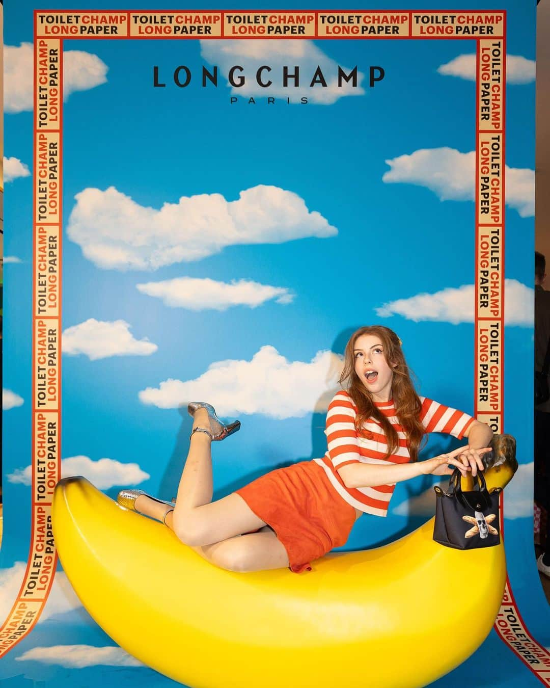 Amelia Gethingさんのインスタグラム写真 - (Amelia GethingInstagram)「Big nana here. Big nana there. Big nana at @longchamp everywhere. 🍌 They’ve got nanas on bags and bags with baguettes. For it’s a collaboration with @toiletpapermagazineofficial don’t forget! So if you see a nana, remember this post. And remember I said you can use giant bananas as a boat. ⛵️ ☠️ 🥖   💇🏼‍♀️ : @davidmcneilhair @brookshairsalon 📸 : @samuelmchurchill」7月14日 0時40分 - ameliagething