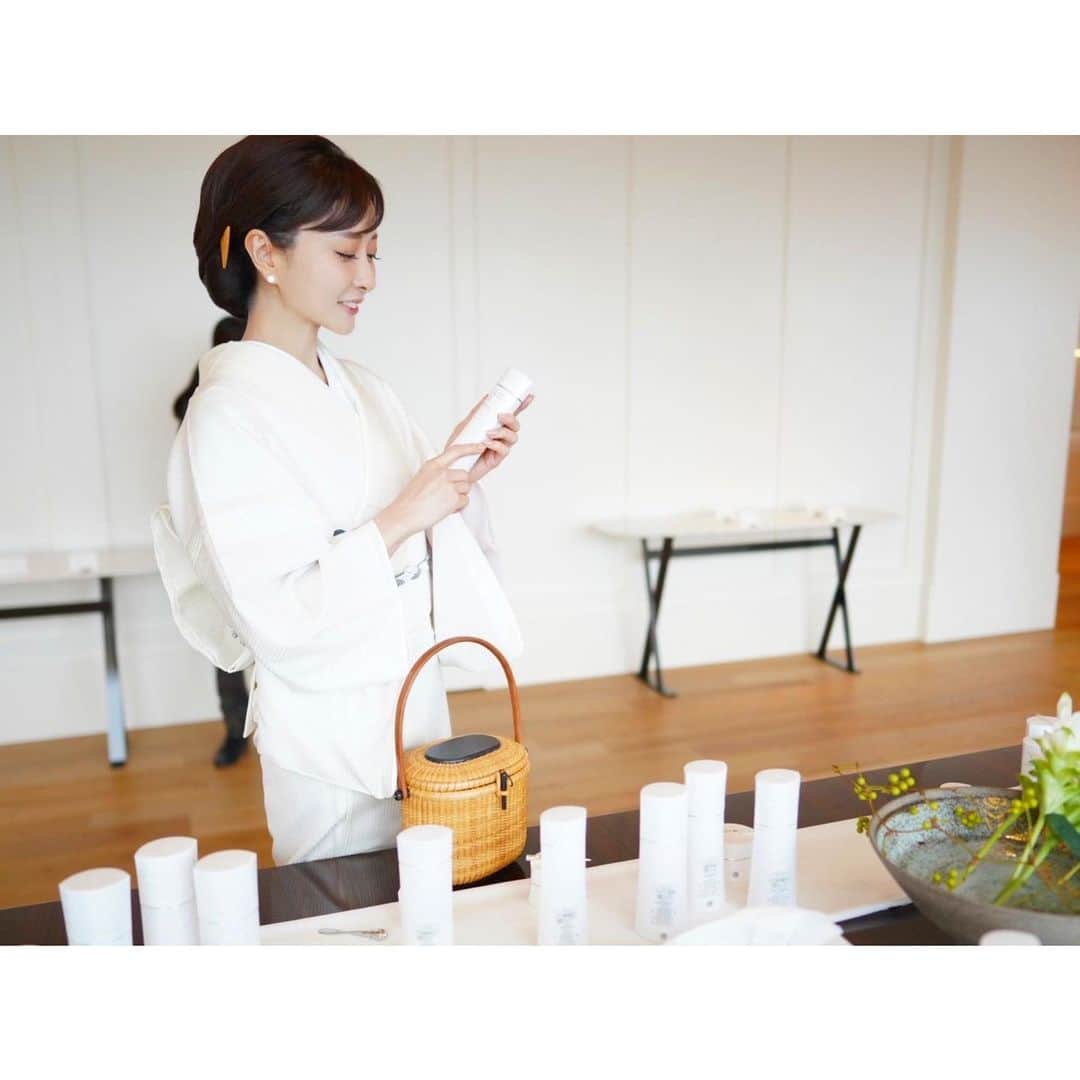 石井美保のインスタグラム：「昨日はBVLGARI HOTEL44階スィートルームにて、コスメデコルテAQの新製品発表会が開催され平さん @veronicark0428 と伺ってきました。全部のお部屋を把握できないぐらいのとにかくラグジュアリーの極みのお部屋にまさか入れるなんて！このお部屋に宿泊される方ってどんな方なんだろーとワイワイ。 今回、オキシトシンが肌の真皮•表皮の再生に関与するというニューロサイエンスを紐解き独自開発された金香木エキス。その金香木の花がまさに平さんのお召しになっている紬の黄色の色にピッタリ。また、AQには雪解けを迎えるわずか4週間しか採取できない希少な白樺の樹液を配合した白樺水を採用していますが、私の白い絽のお着物がまさにそのイメージ。今回の新製品にピッタリの偶然のコーディネートにPRさんに驚かれました😁 また、今回創傷治癒メカニズムに着目した皮膚再生アプローチを叶える再生医療成分も新配合。なんと乳液•化粧水だけで1ヶ月でシワケアにまで期待できます。 また、コスメデコルテは先行乳液型ですが、今回の乳液は「ツヤだし先行乳液」と命名され、肌の弾力とツヤ感に特化しています。これはもう使うしかない！ 乳液、ローション、朝用•夜用クリームとアイクリームの5品で9月16日発売です。 スレッズには、LIVEでフォロワーの皆様とちょうどお話ししたばかりの香水についてご紹介しています。あちらもよかったらチェックしてくださいね。#mihoishii_着物」