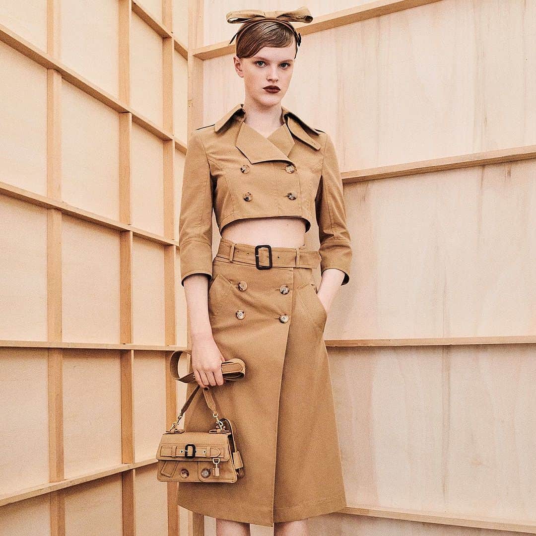 Moschinoのインスタグラム：「Who said it had to stop at a coat? Skirts, accessories, and more get the trench treatment for #MoschinoPreFall23  These iconic iterations are yours to own at the link in our bio.   #Moschino」