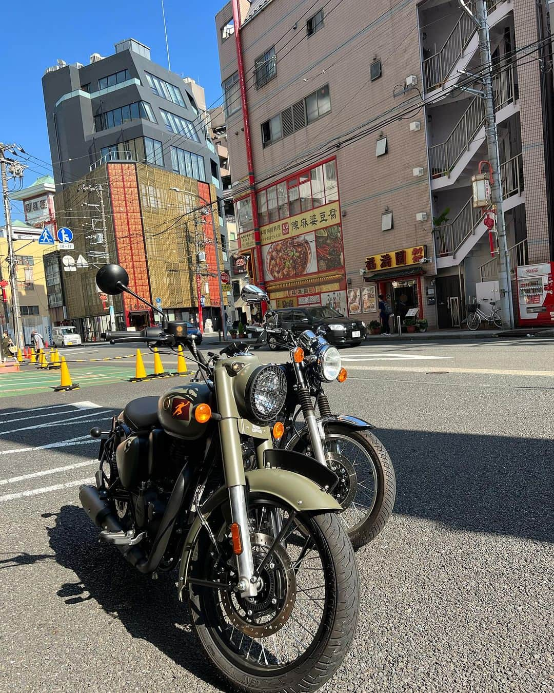 鈴木拓のインスタグラム：「つい先日一緒にYouTubeをやっている吉野七宝実さんとバイクでツーリングした。  吉野さんはSRのファイナルエディションというもう完成されたそれを色んな人が欲しがっている名車を持っている。  そのファイナルエディションは一切改造はしないでそのものを欲しい人が沢山いる。  しかし彼女は改造に改造を重ねて全然形を変えたい、などと言っていた。  あーもったいない。  その後、吉野さんとバイバイしてクラスメイトだった、さかなクンに誘われてのんさんのLIVEを見てきた！  のんさんのライブは躍動感があってパワーがってカッコよかった。  演技をしているのんさんとはまた一味違ったのんさんがそこにはいた。  なんだか分からないけどLIVEの中で写真を撮っていい時間にさかなクンはのんさんを見すえながら自分の人形の写真を撮り始めた。  なんだろうなぁーと思った。」