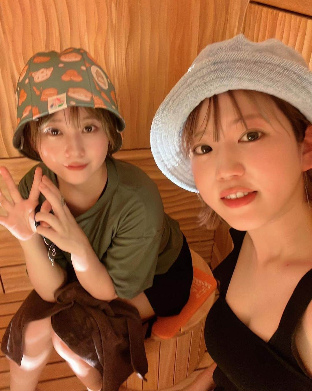 安住麻里さんのインスタグラム写真 - (安住麻里Instagram)「HUBHUB御徒町店にご招待いただいていってきました！！！ (珍しく自分入りのサウナ投稿) 最初クラブかライブハウスかな？！っておもう雰囲気からの2種類の全然様子の違うサウナー！  ゆっくりセルフロウリュしながらサキノコちゃんとふたりでたのしみました！ @sauna_sakino   水風呂も深めでしっかり冷たいので青い光の外気浴の中で視覚的にもよろしかったなーーー！  他にできる予定のHUBHUBたちもとってもきになってます！  @hubhub_okachimachi   #hubhub #hubhub御徒町 #サウナ #サウナ好き」7月14日 0時54分 - azumari12