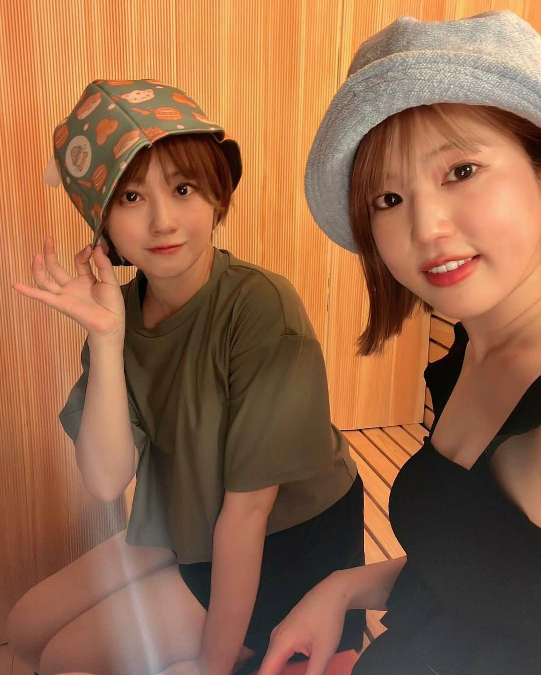 安住麻里さんのインスタグラム写真 - (安住麻里Instagram)「HUBHUB御徒町店にご招待いただいていってきました！！！ (珍しく自分入りのサウナ投稿) 最初クラブかライブハウスかな？！っておもう雰囲気からの2種類の全然様子の違うサウナー！  ゆっくりセルフロウリュしながらサキノコちゃんとふたりでたのしみました！ @sauna_sakino   水風呂も深めでしっかり冷たいので青い光の外気浴の中で視覚的にもよろしかったなーーー！  他にできる予定のHUBHUBたちもとってもきになってます！  @hubhub_okachimachi   #hubhub #hubhub御徒町 #サウナ #サウナ好き」7月14日 0時54分 - azumari12