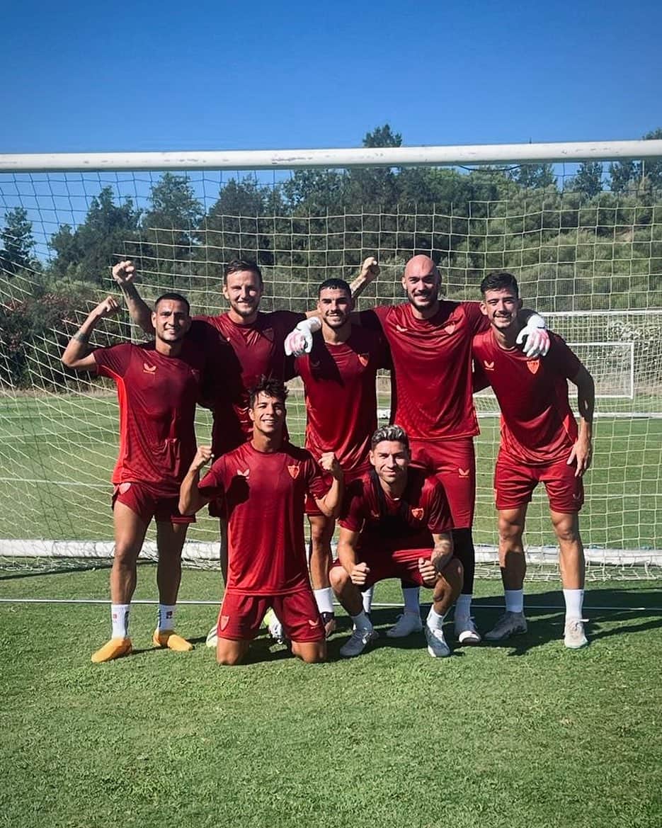 イヴァン・ラキティッチのインスタグラム：「EQUIPO GANADOR JEJEJE 🏆😎💪🏼 @sevillafc   #preseason #rakitic  #sevillafc #winningteam」