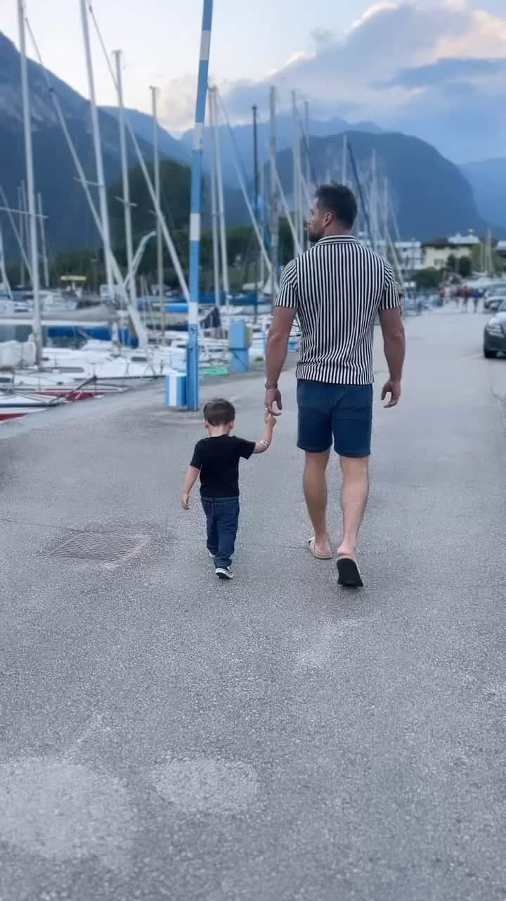 ブラント・ドーハティのインスタグラム：「Lake Garda, Italy. @gardatrentino @lidopalacelakegarda」