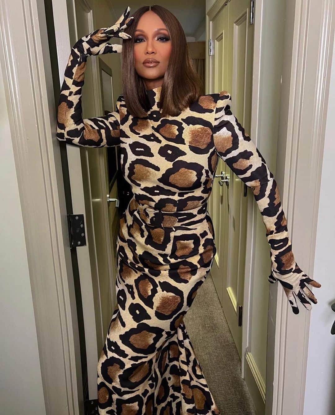 イマン・アブドゥルマジドのインスタグラム：「#tbt 2022 @15percentpledge wearing @sergiohudson makeup @kilprity hair @hoshounkpatin #FifteenPercentPledge #BlackTieDesigner」