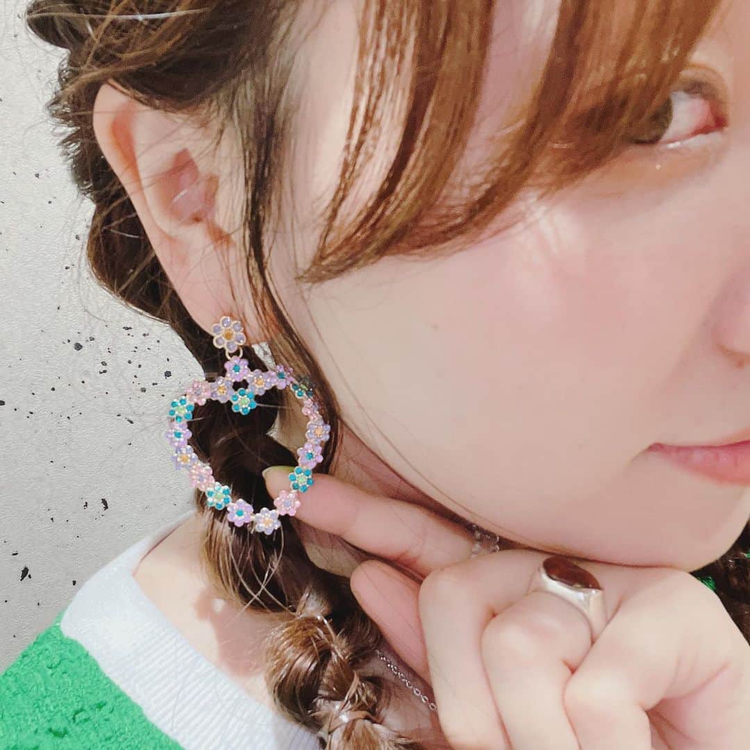 小原好美さんのインスタグラム写真 - (小原好美Instagram)「配信楽しかったです^ - ^ また来月！✨  こはらのへやでは普段私がしないファッションとか髪型が出来て楽しいです(●´ー｀●)  @shikiemurakami さん @miyukitoma20 さん ありがとうございます＾＾  #こはらのへや #ピアスとネックレスは自前 #古着屋さんで買ったの #最近はお花モチーフが好き」7月14日 1時00分 - konomi_kohara0628