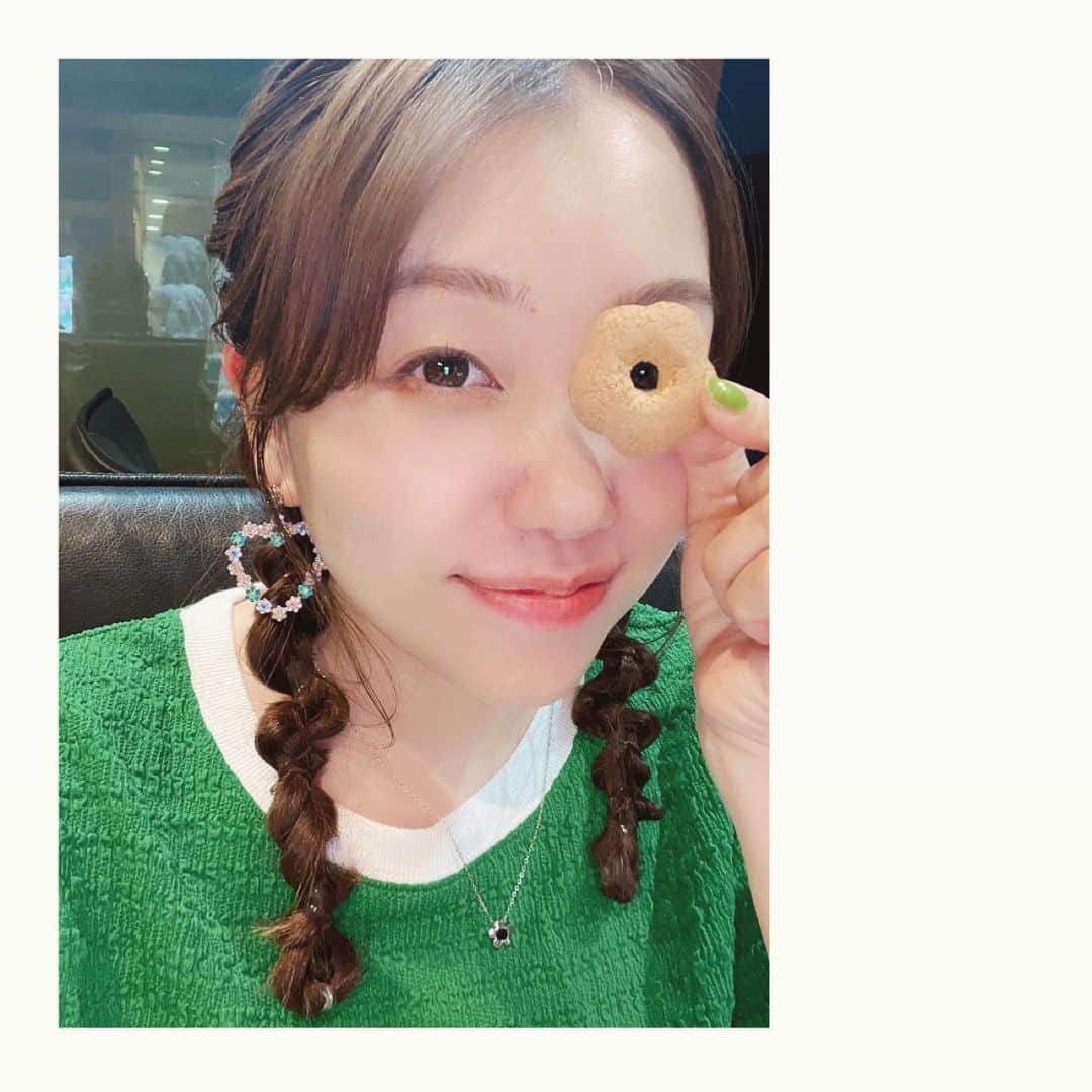 小原好美さんのインスタグラム写真 - (小原好美Instagram)「配信楽しかったです^ - ^ また来月！✨  こはらのへやでは普段私がしないファッションとか髪型が出来て楽しいです(●´ー｀●)  @shikiemurakami さん @miyukitoma20 さん ありがとうございます＾＾  #こはらのへや #ピアスとネックレスは自前 #古着屋さんで買ったの #最近はお花モチーフが好き」7月14日 1時00分 - konomi_kohara0628