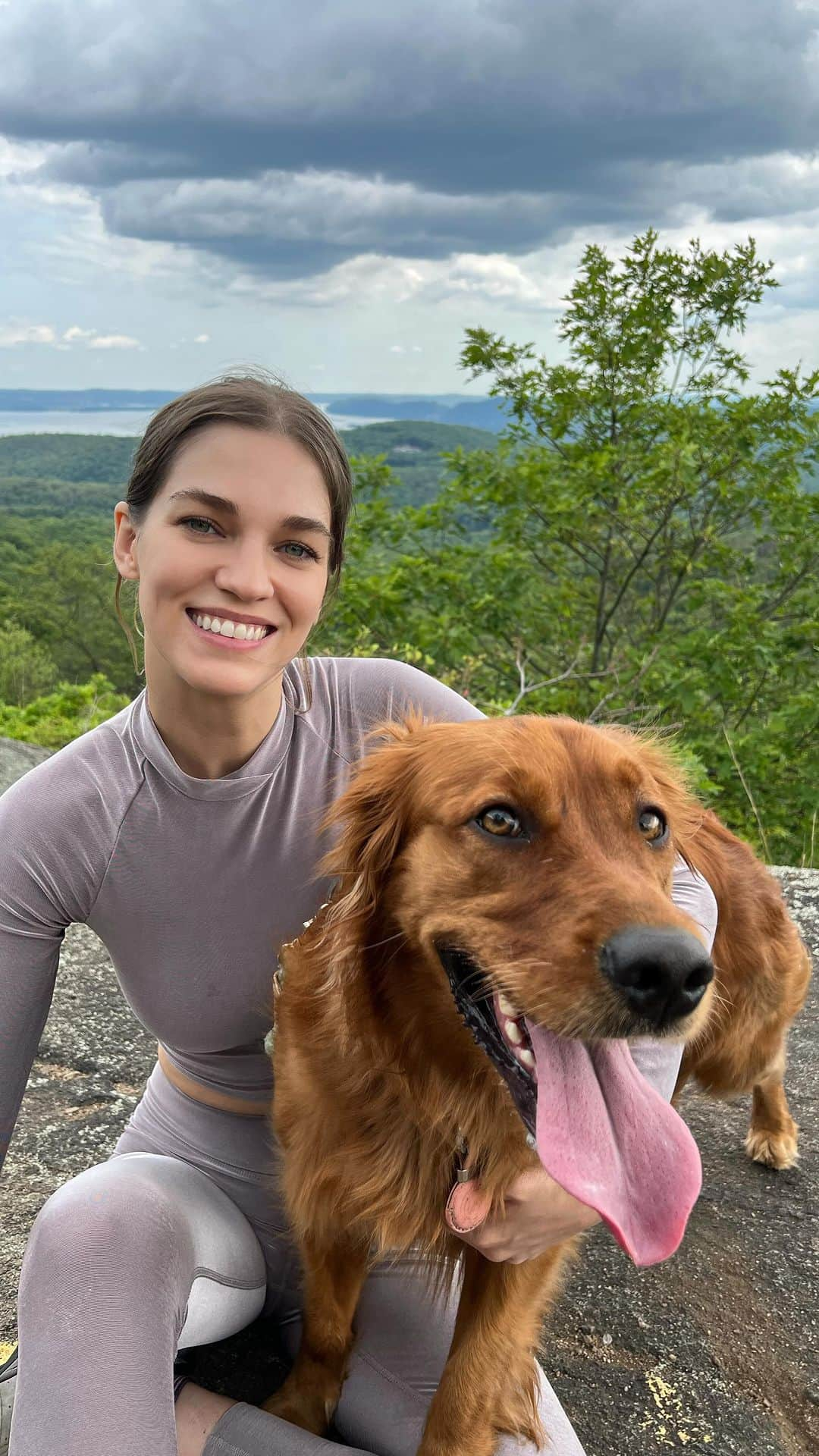 サマンサ・グラドヴィルのインスタグラム：「Boosting my mental health with this Mother Earth Nature Therapy 💚🌿 #naturetherapy #mountainlaurel #dogmomlove #hikeny」