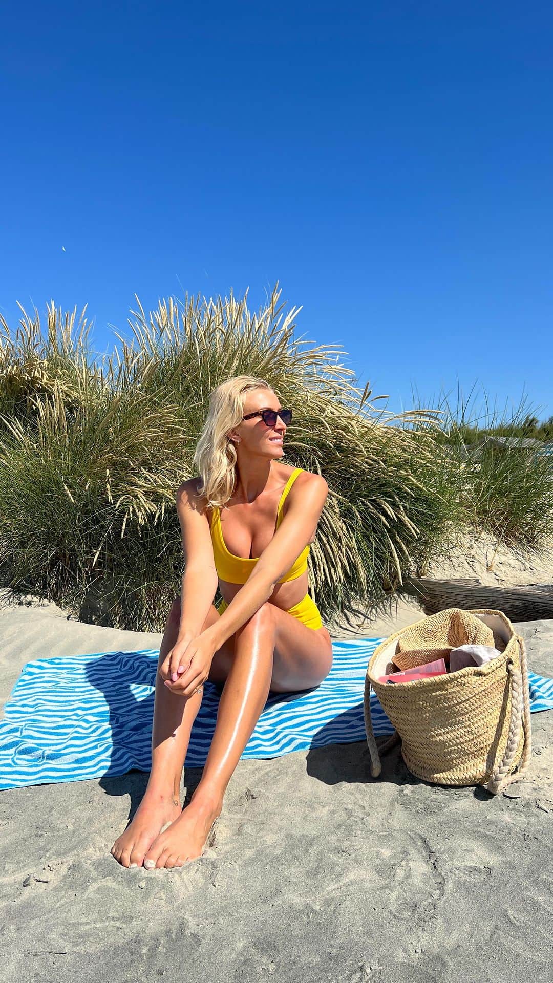 Zanna Van Dijkのインスタグラム：「ad Come to the beach with me 🌊   It was my first time visiting West Wittering beach and WOW it is stunning! I’ll definitely be heading back 🤩 I took my @umbertogiannini Boho Beach Waves Coconut Oil Texture Spray & Scrunching Jelly with me. This Saltless Spray & Scrunching Jelly Duo contain UV filters to protect my hair from the sun and help my beach waves to last longer. ☀️   Are there any other British beaches I should check out? Let me know in the comments 🫶🏼 Bikini & linen: @staywildswim ✨  #UmbertoGiannini #BohoBeachWaves #CurlJelly」
