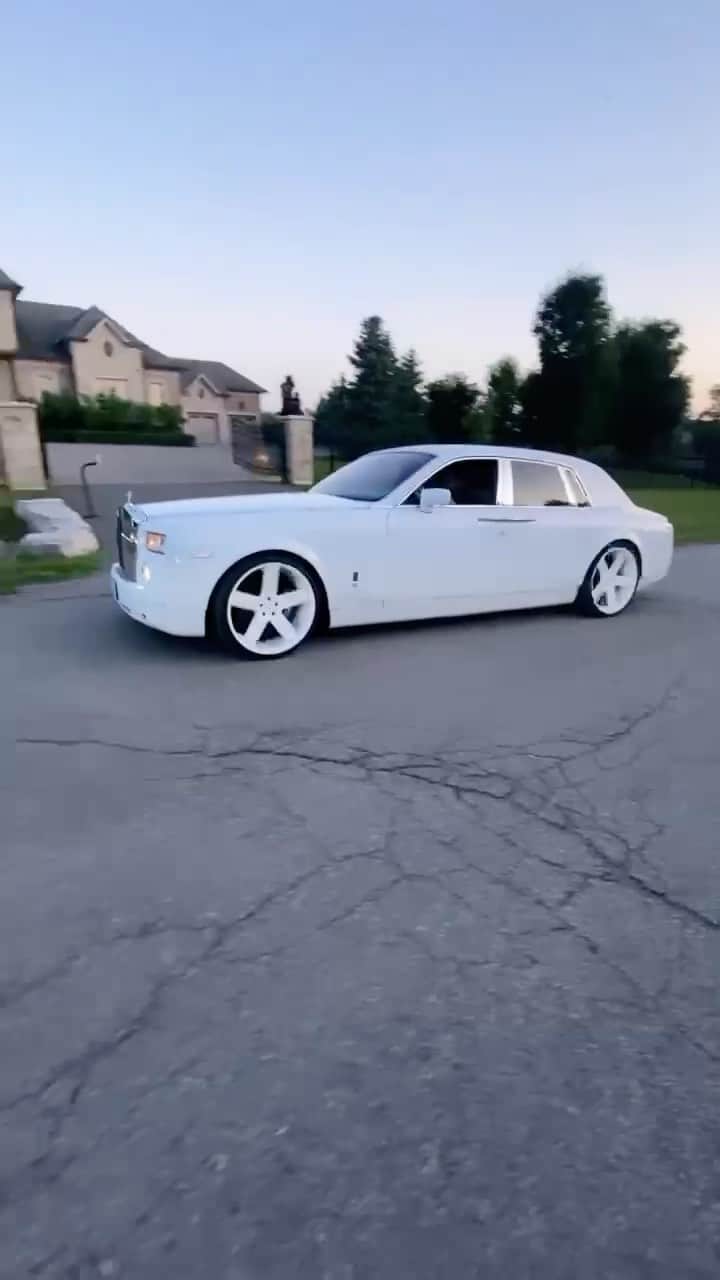 CarsWithoutLimitsのインスタグラム：「Hey @richforever your Tiffany rolls is epic but trendsetter @anthonyandretti did it first !!  #carswithoutlimits #rollsroyce #rr #phantom」
