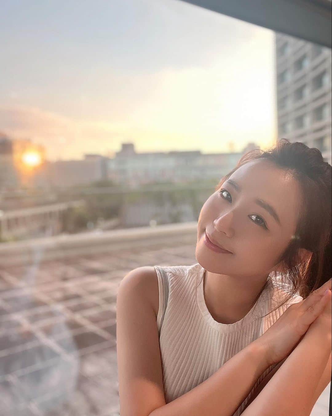鄭茵聲のインスタグラム：「第一次坐在松菸喝咖啡 感覺很享受 旁邊就是誠品 但我只是逛逛  突然有一種很鬆的感覺  但我沒忘記還是拍個照 然後 我額頭堪稱是燈泡級的💡 不用開燈都看的到😂」